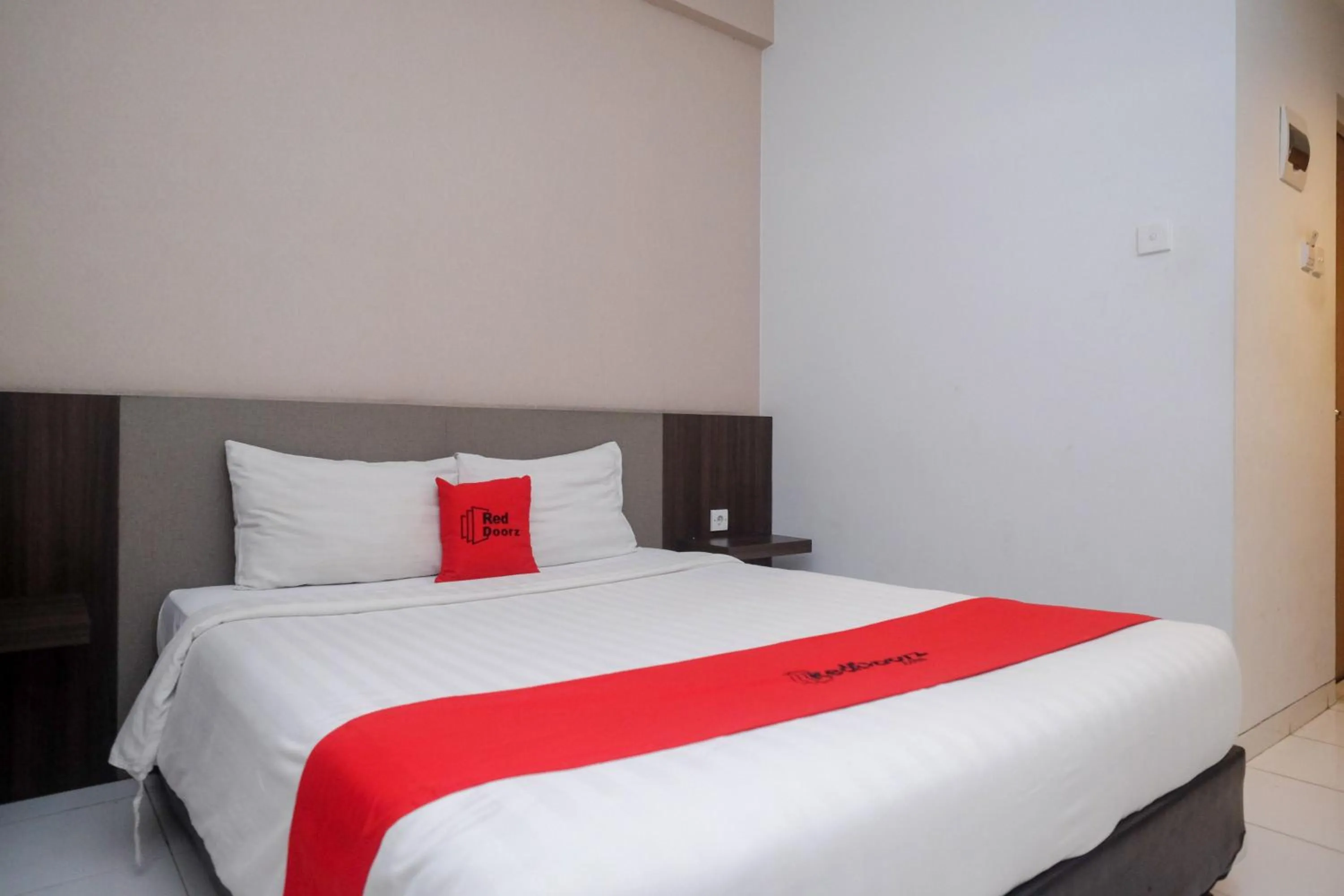Bed in RedDoorz Apartment near Exit Toll Colomadu