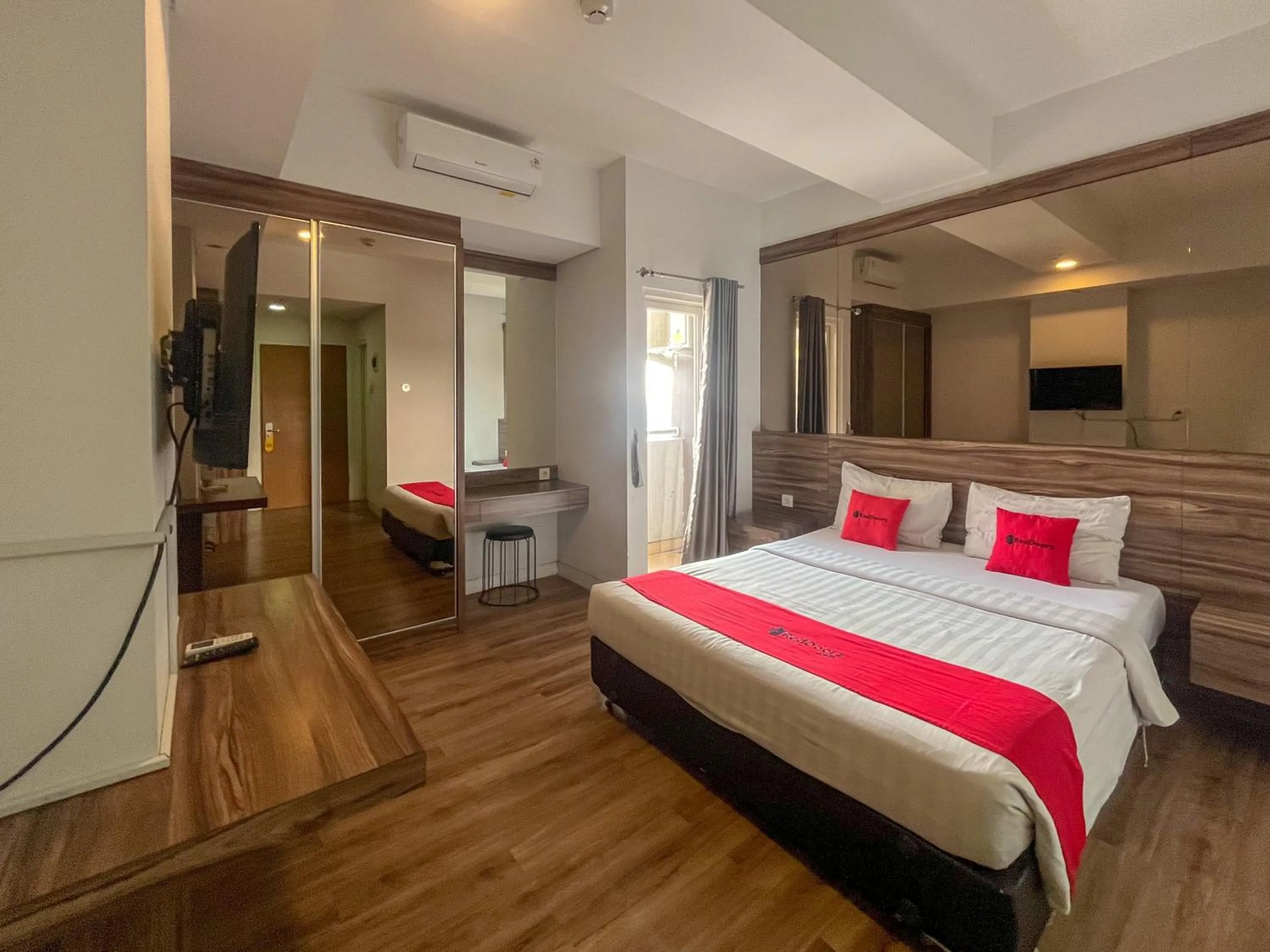 Bedroom, Bed in RedDoorz Apartment near Exit Toll Colomadu