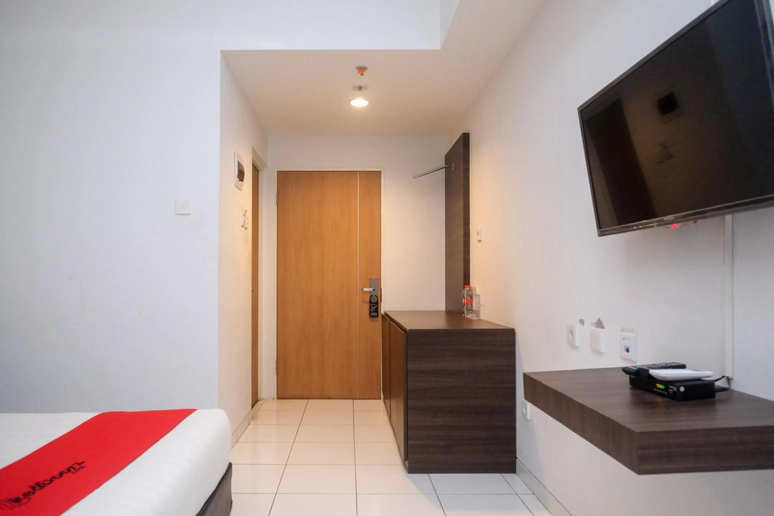 Bed in RedDoorz Apartment near Exit Toll Colomadu