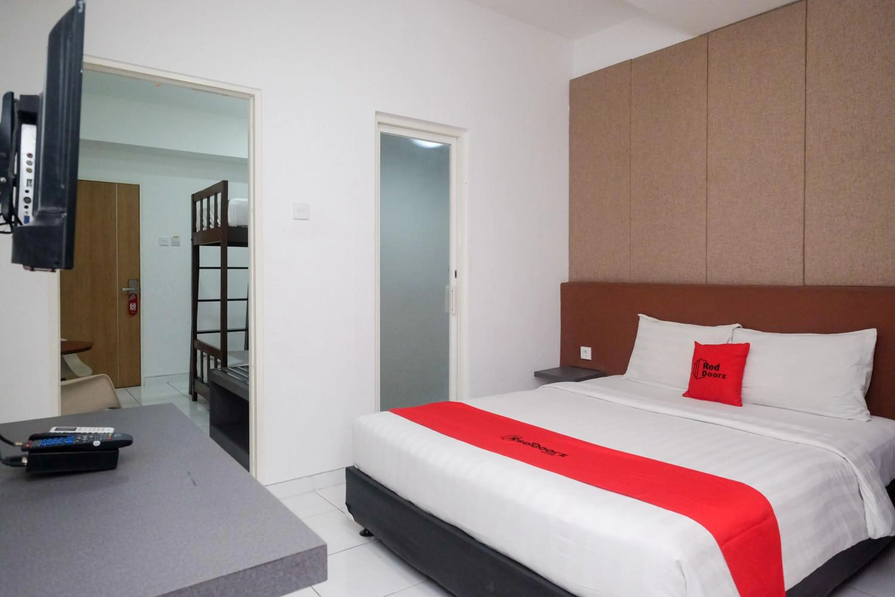 Bed in RedDoorz Apartment near Exit Toll Colomadu