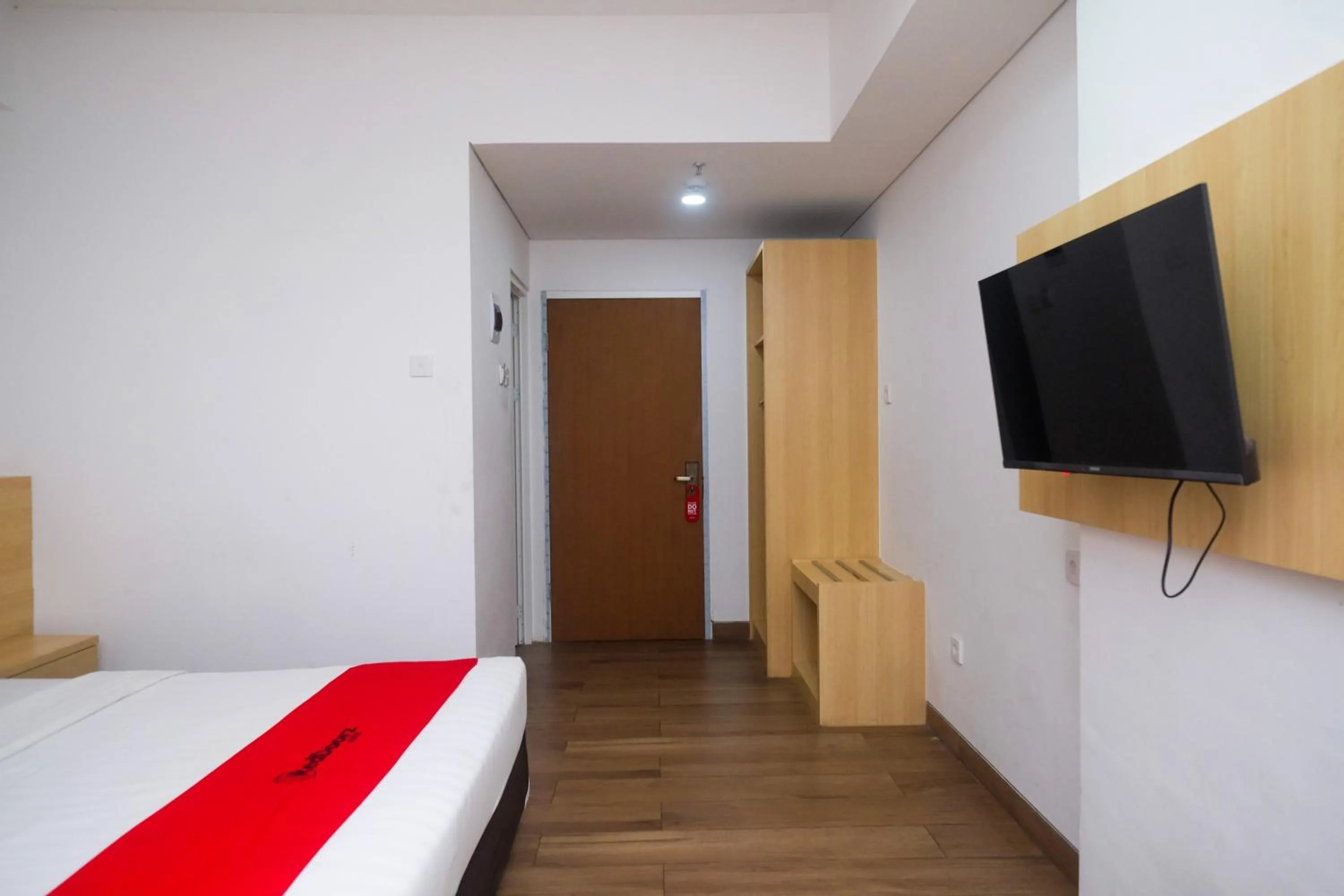 Bed in RedDoorz Apartment near Exit Toll Colomadu