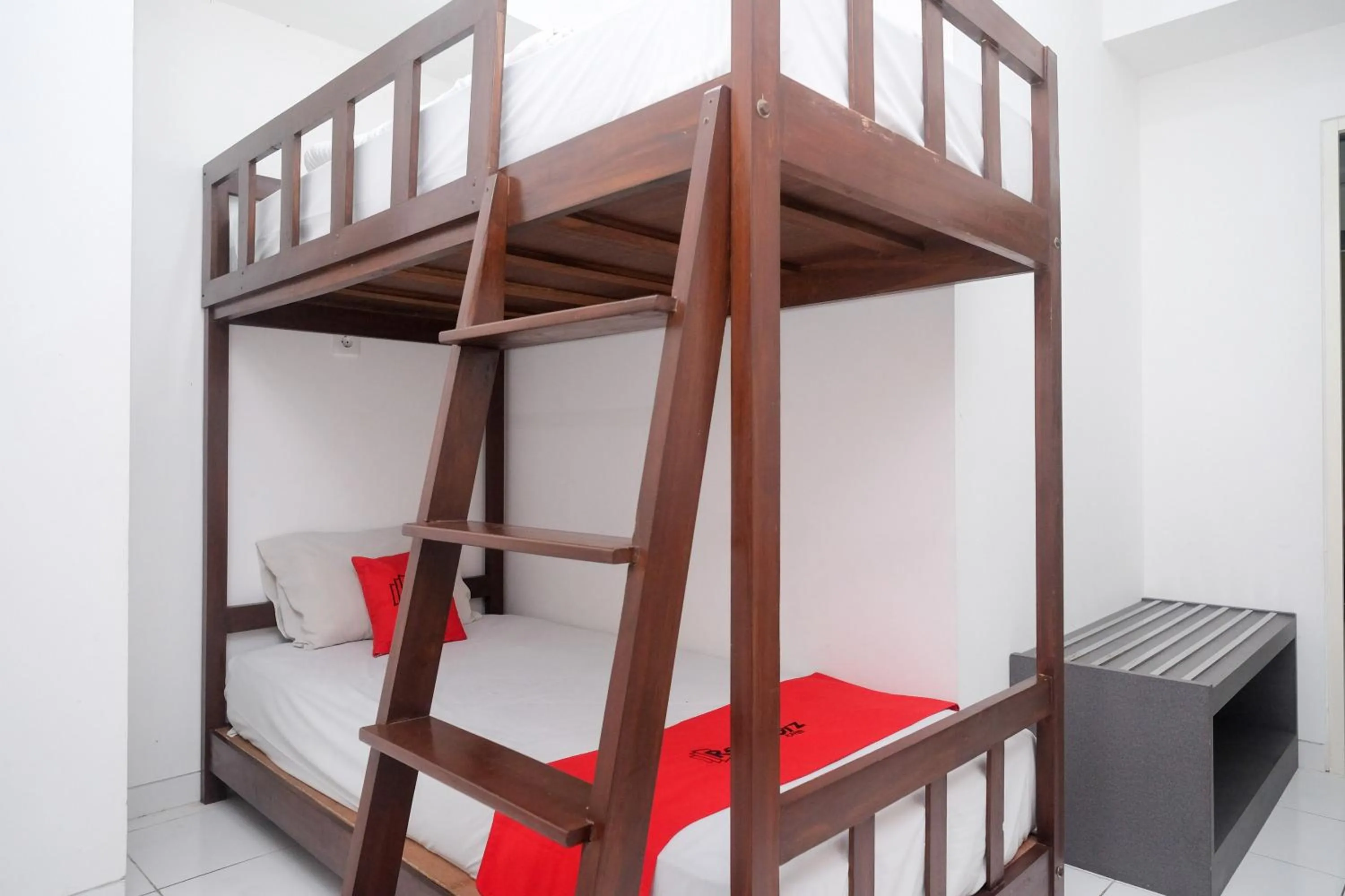 Bed in RedDoorz Apartment near Exit Toll Colomadu