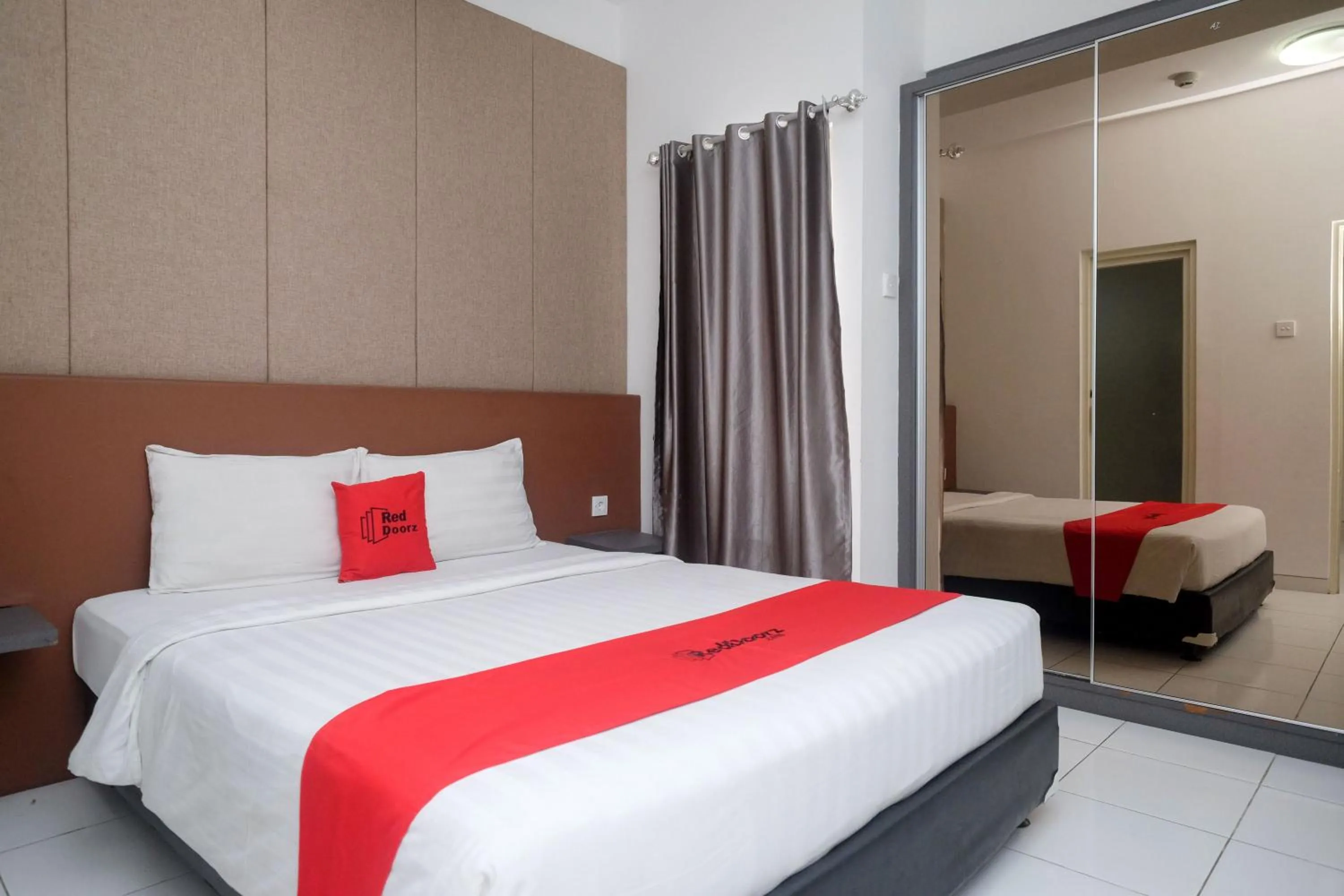 Bed in RedDoorz Apartment near Exit Toll Colomadu