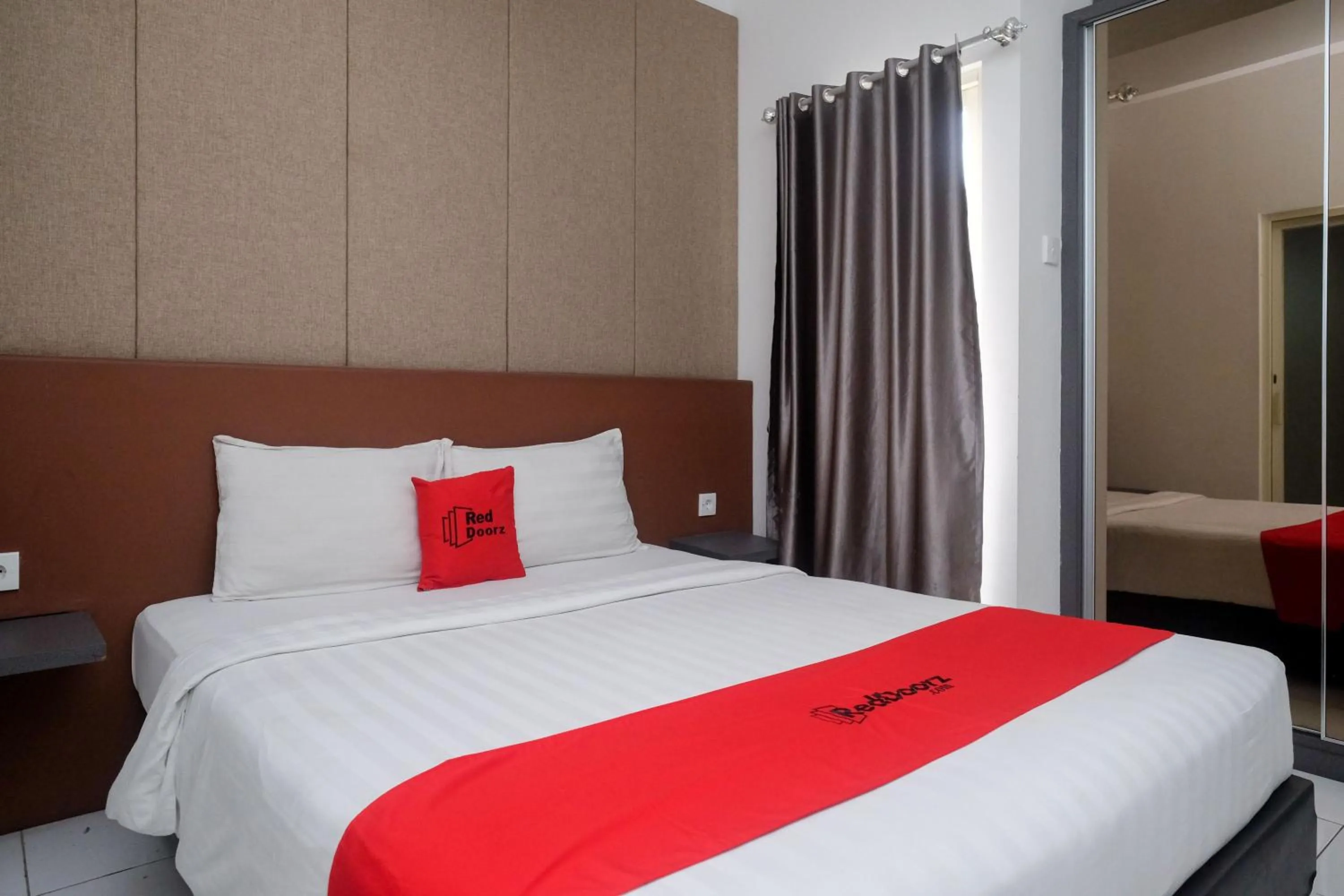 Bed in RedDoorz Apartment near Exit Toll Colomadu