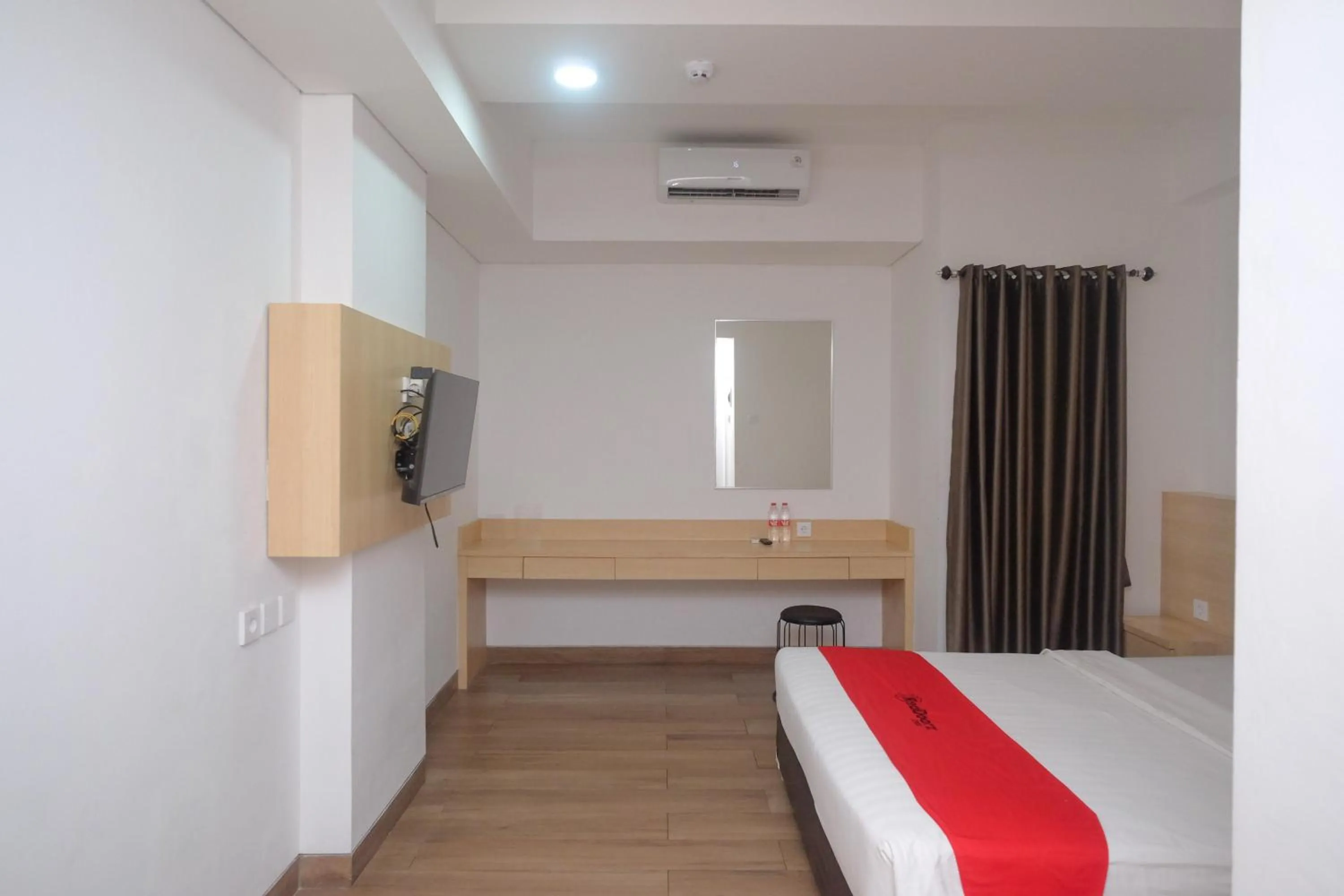 Bed in RedDoorz Apartment near Exit Toll Colomadu
