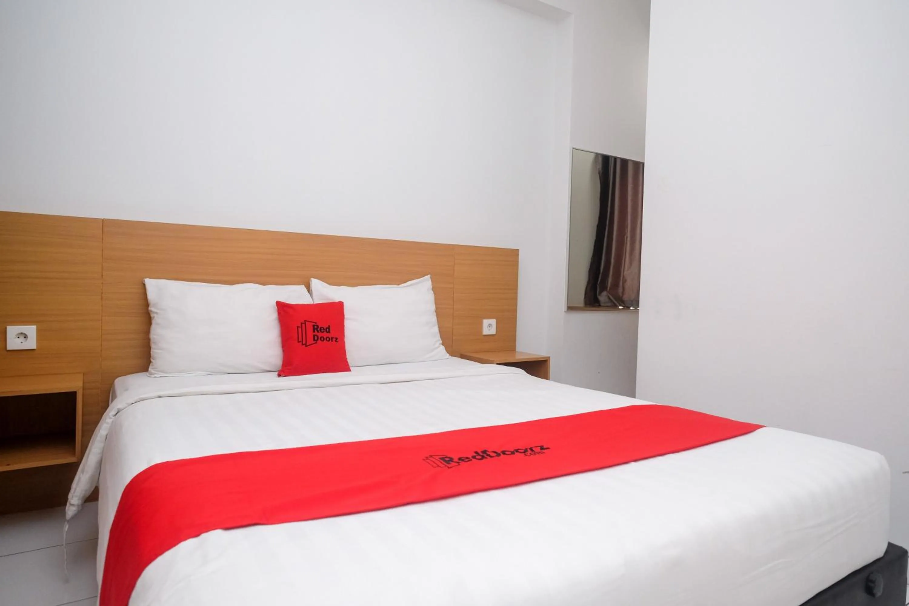 Bed in RedDoorz Apartment near Exit Toll Colomadu