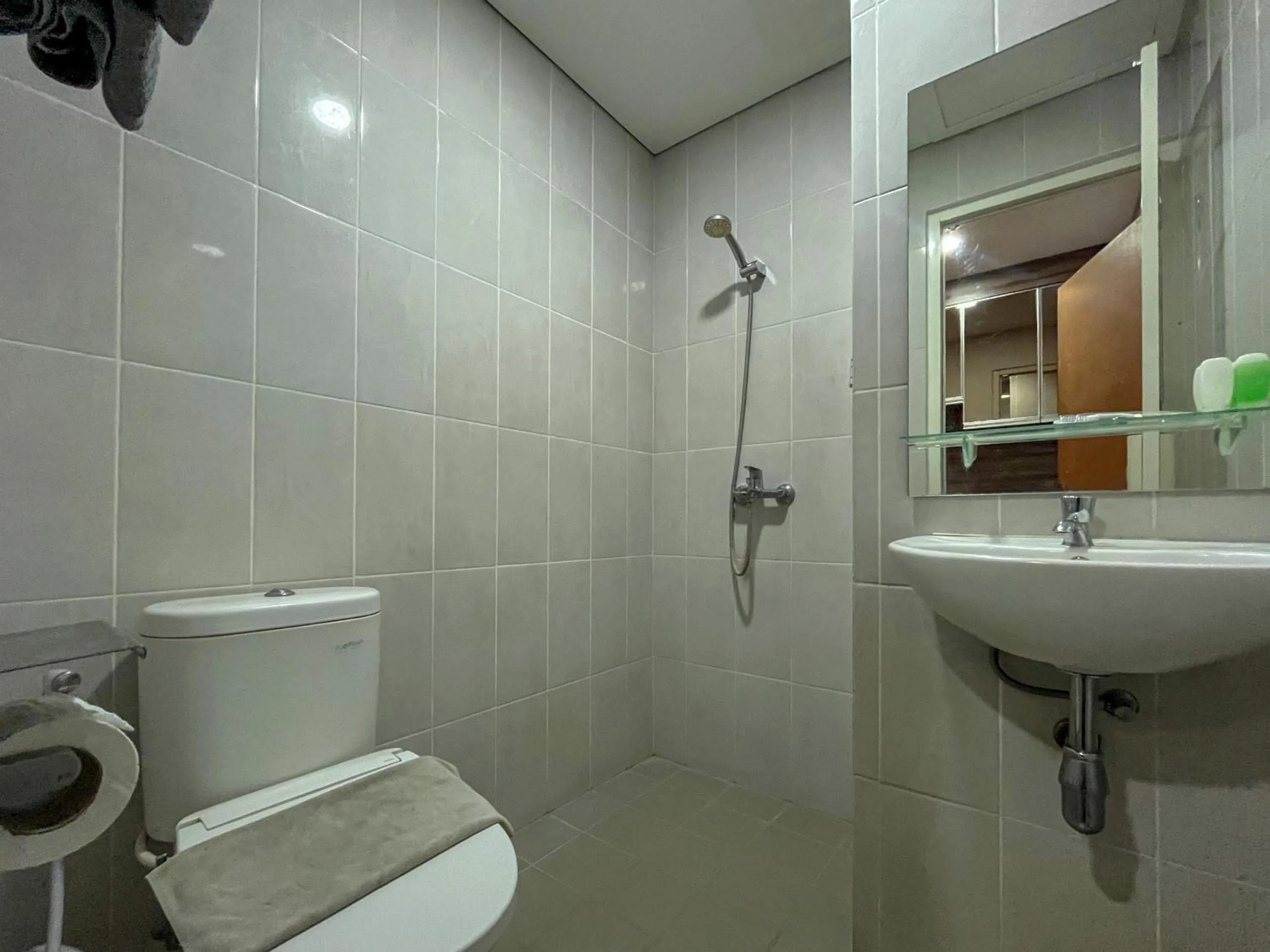 Bathroom in RedDoorz Apartment near Exit Toll Colomadu