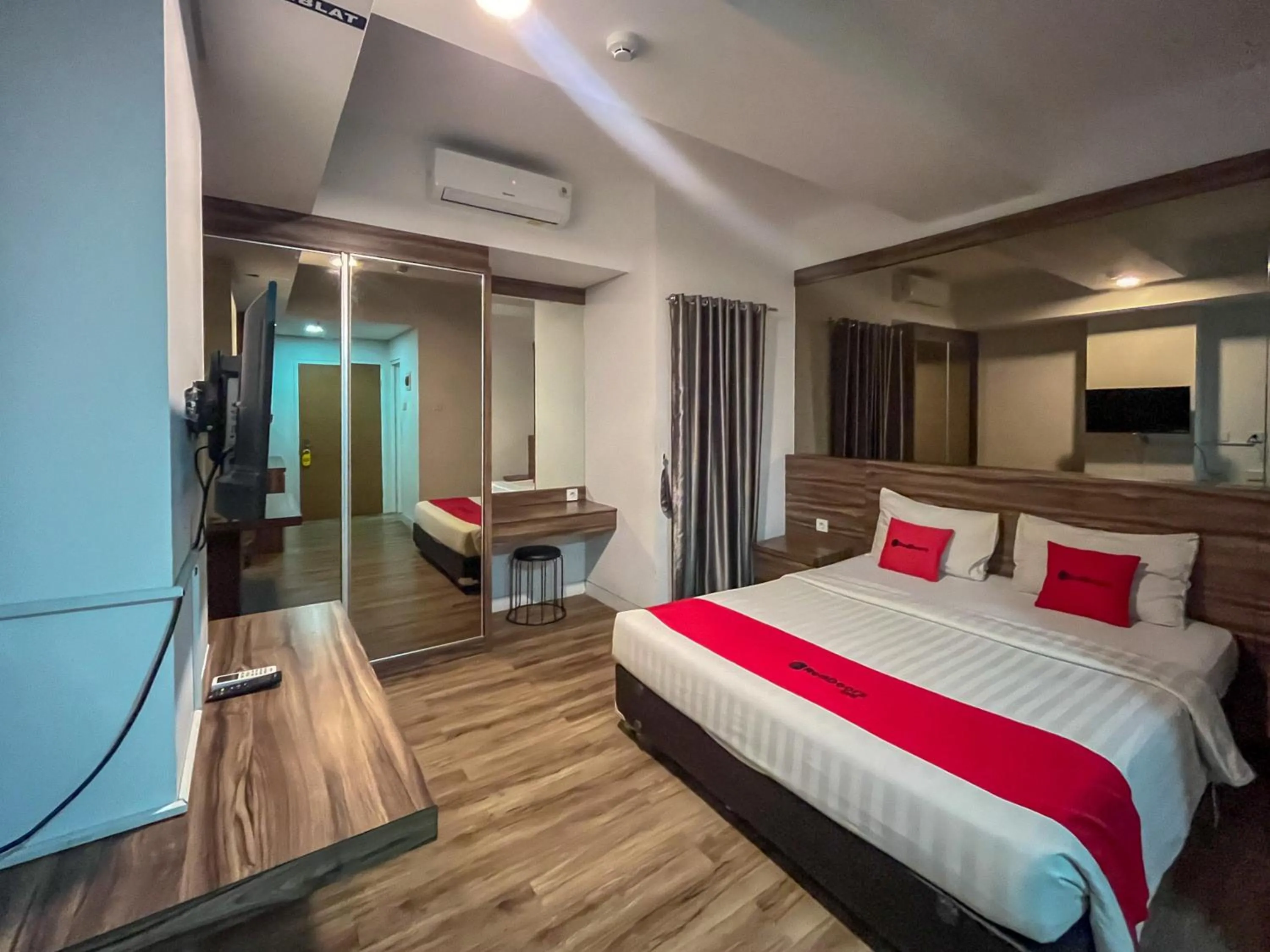 Bedroom, Bed in RedDoorz Apartment near Exit Toll Colomadu