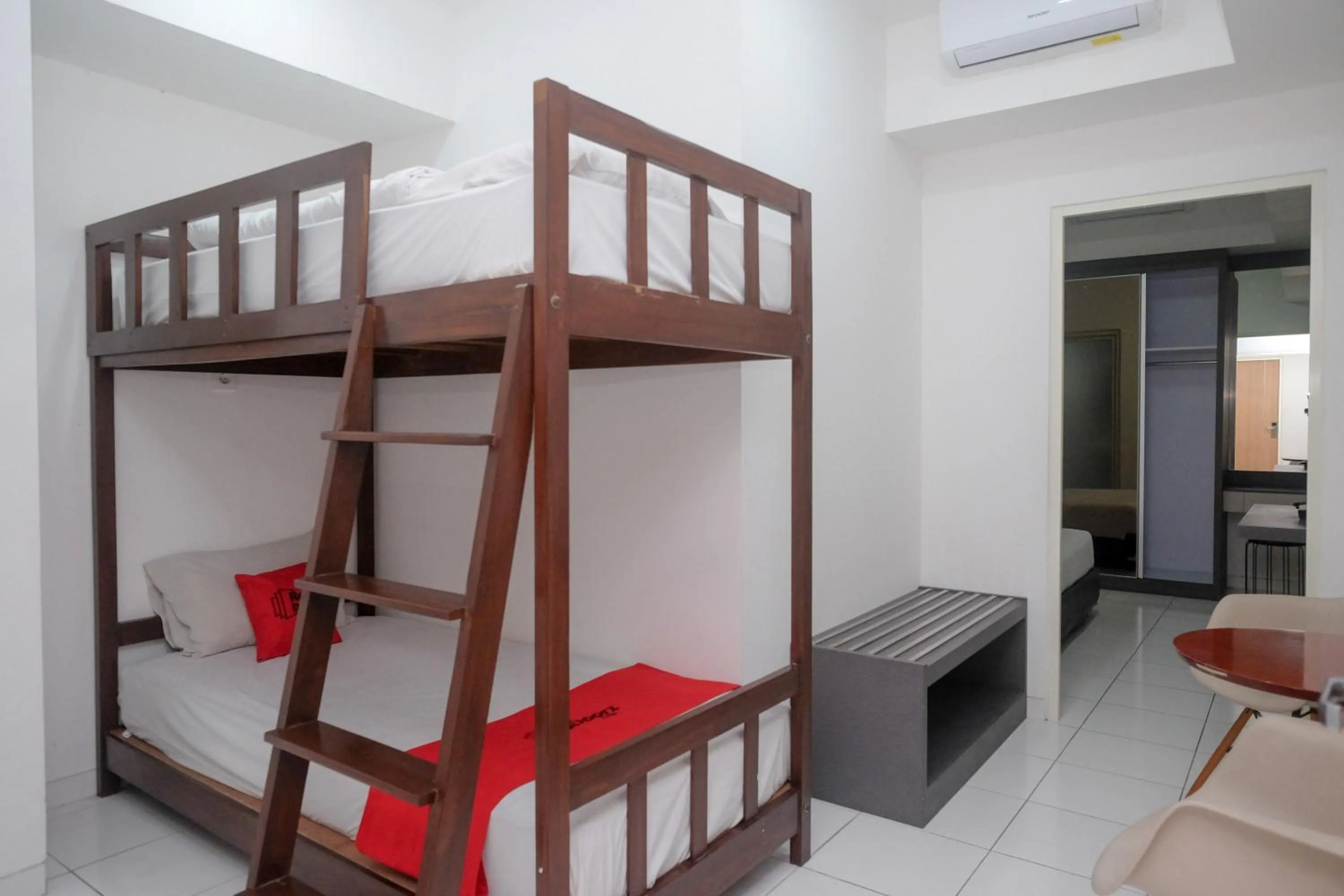 Bed in RedDoorz Apartment near Exit Toll Colomadu