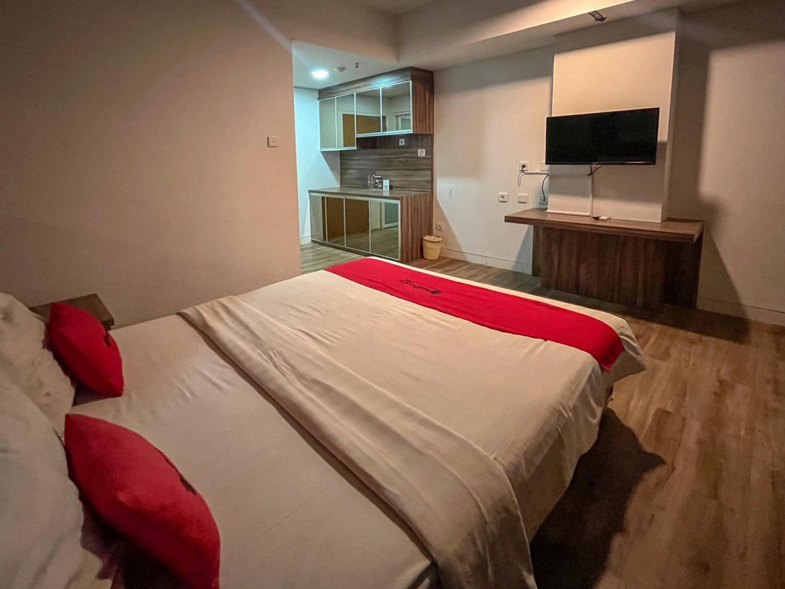 Bedroom, Bed in RedDoorz Apartment near Exit Toll Colomadu