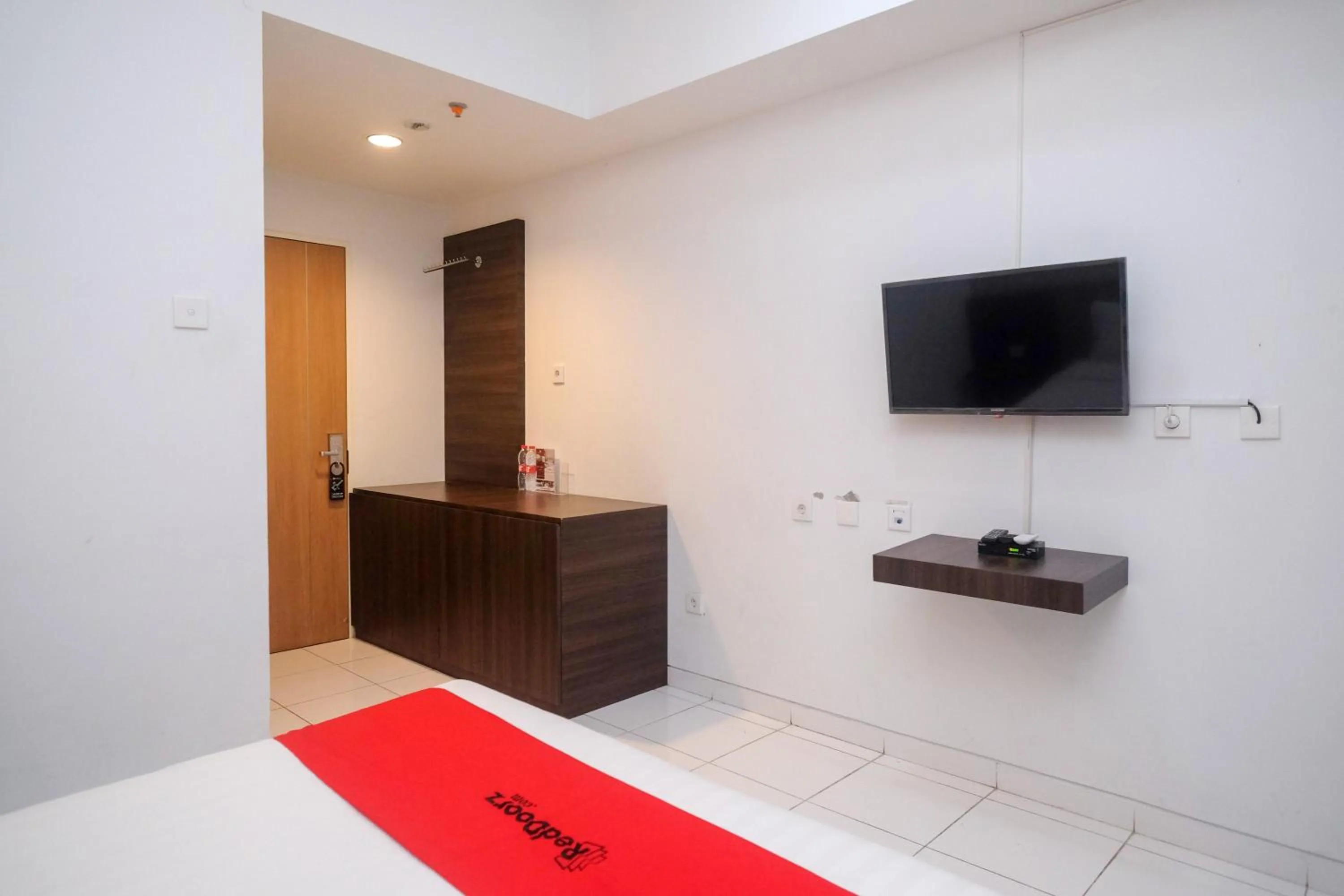 Bed in RedDoorz Apartment near Exit Toll Colomadu