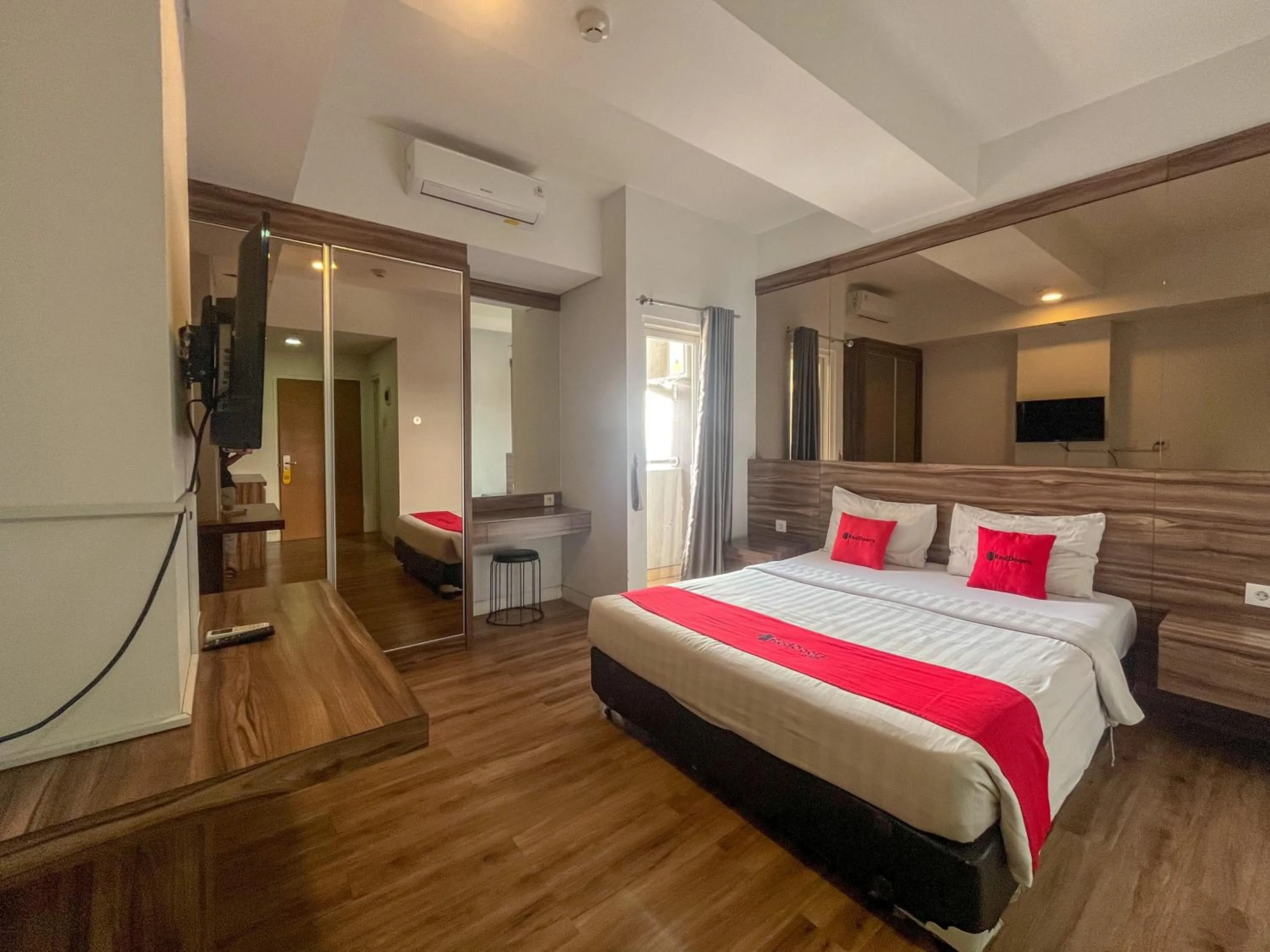 Bedroom, Bed in RedDoorz Apartment near Exit Toll Colomadu