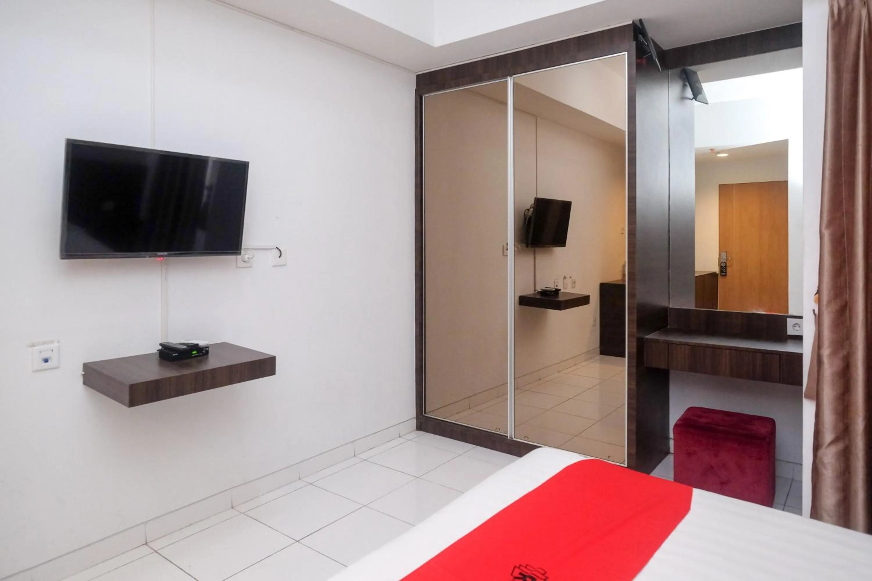 Bed in RedDoorz Apartment near Exit Toll Colomadu