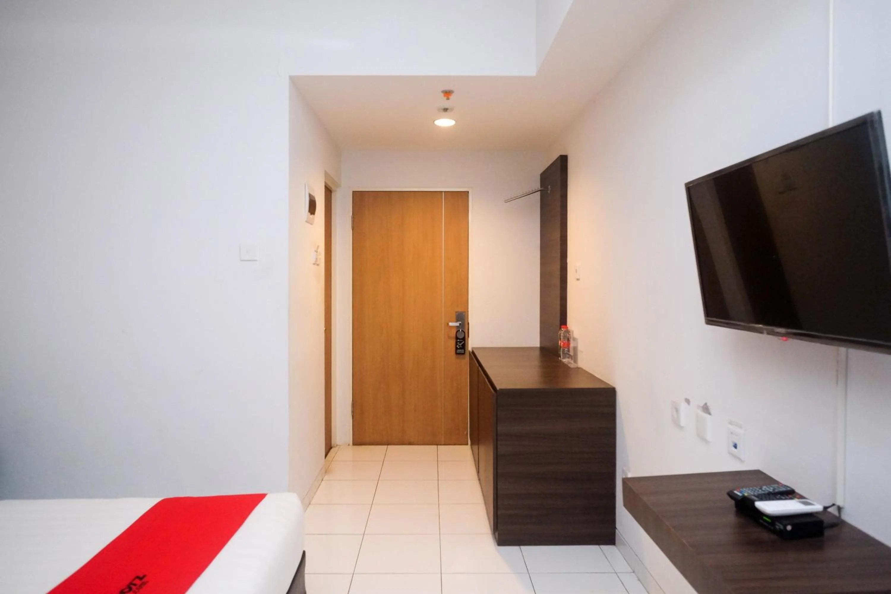 Bed in RedDoorz Apartment near Exit Toll Colomadu