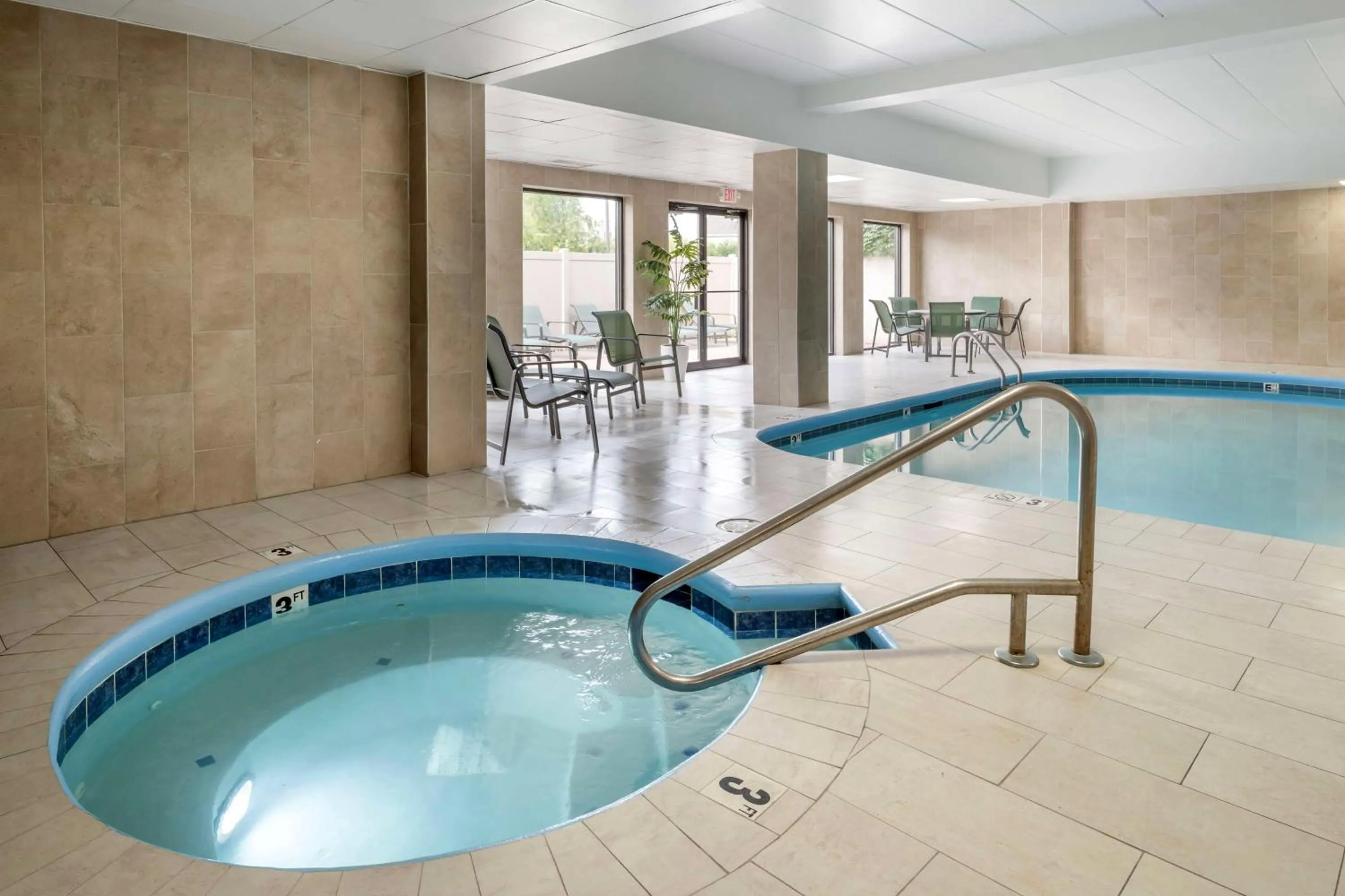 Pool view in Best Western Mason Inn