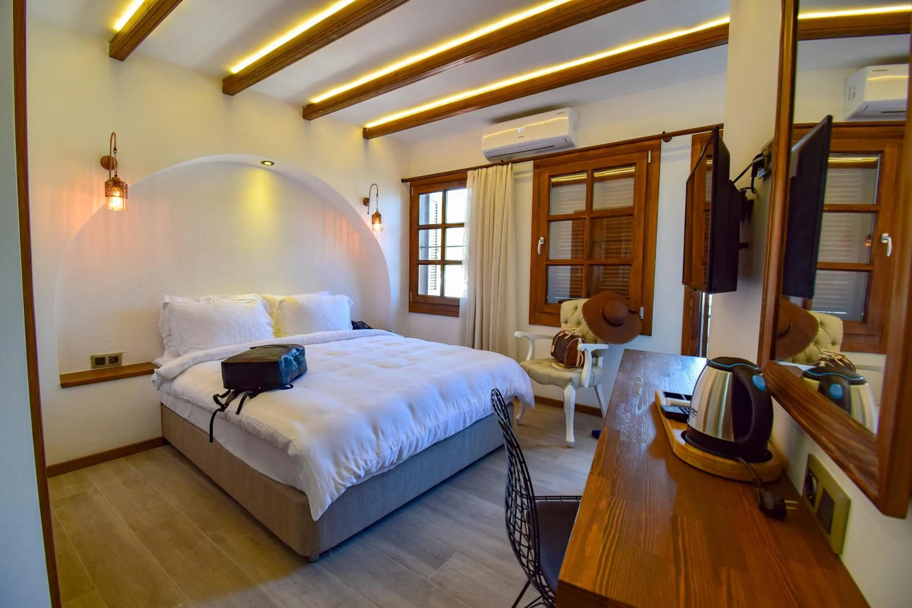 Photo of the whole room, Bed in Mets Boutique Hotel