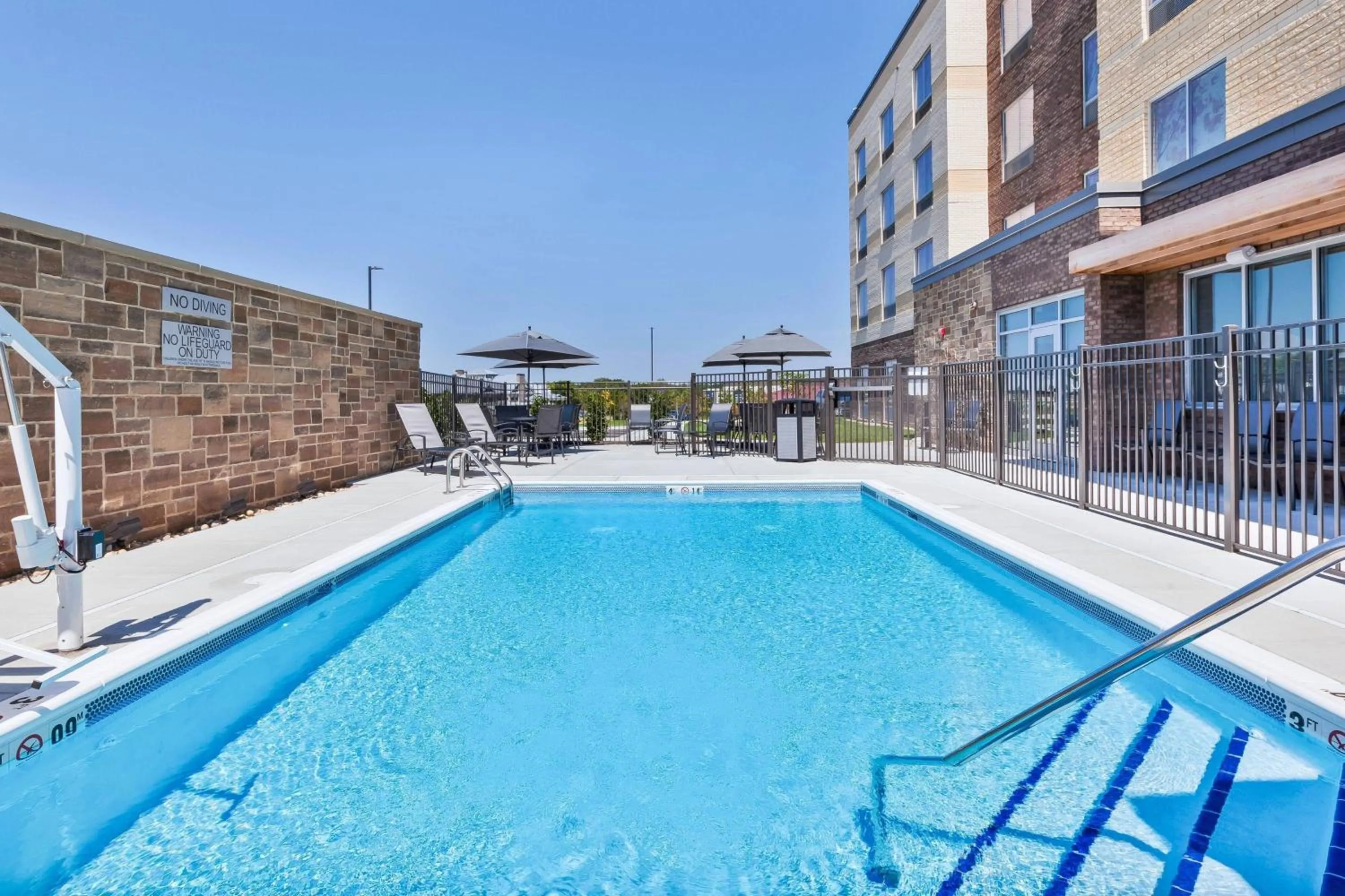 Swimming pool in Fairfield Inn & Suites by Marriott Cincinnati Airport South/Florence