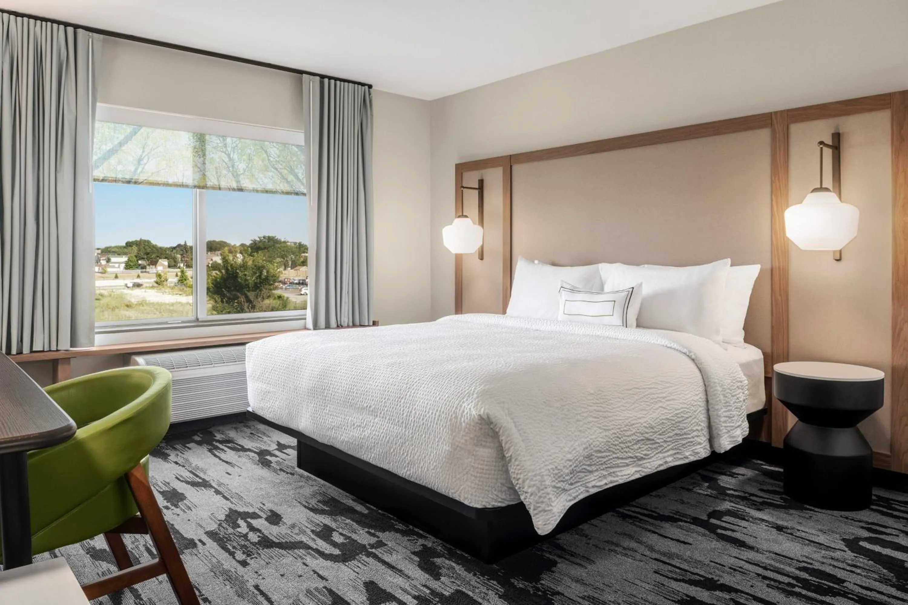 Photo of the whole room, Bed in Fairfield Inn & Suites by Marriott Milwaukee West