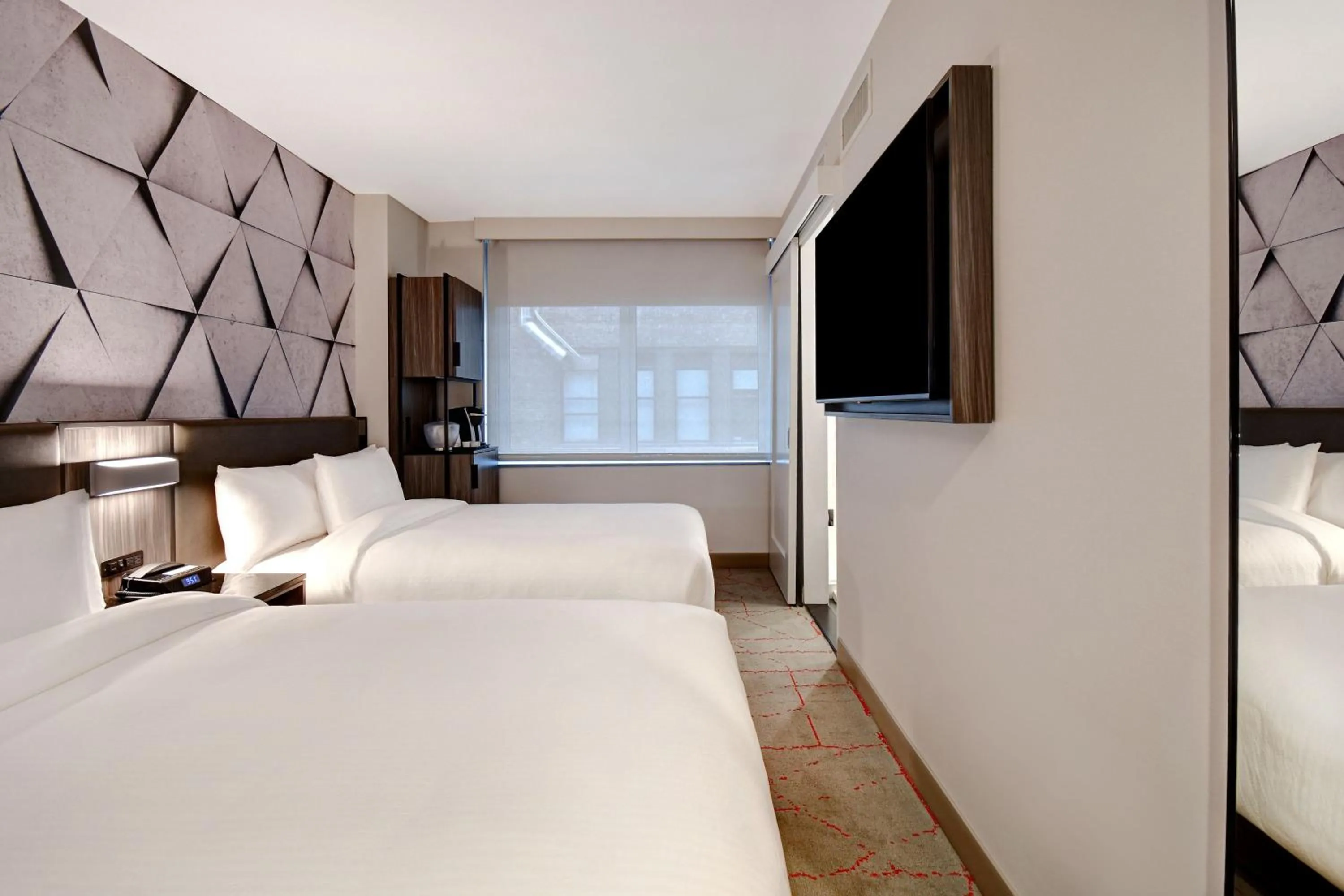 Photo of the whole room, Bed in SpringHill Suites by Marriott New York Midtown Manhattan/Park Ave