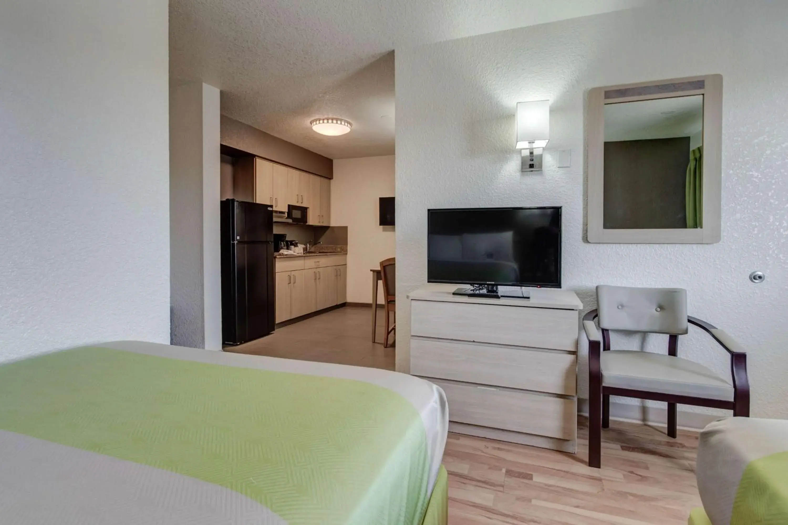 Quadruple Room - single occupancy - Non-Smoking in Studio 6-El Paso, TX - East Quadruple Room - single occupancy - Non-Smoking in Studio 6-El Paso, TX - East