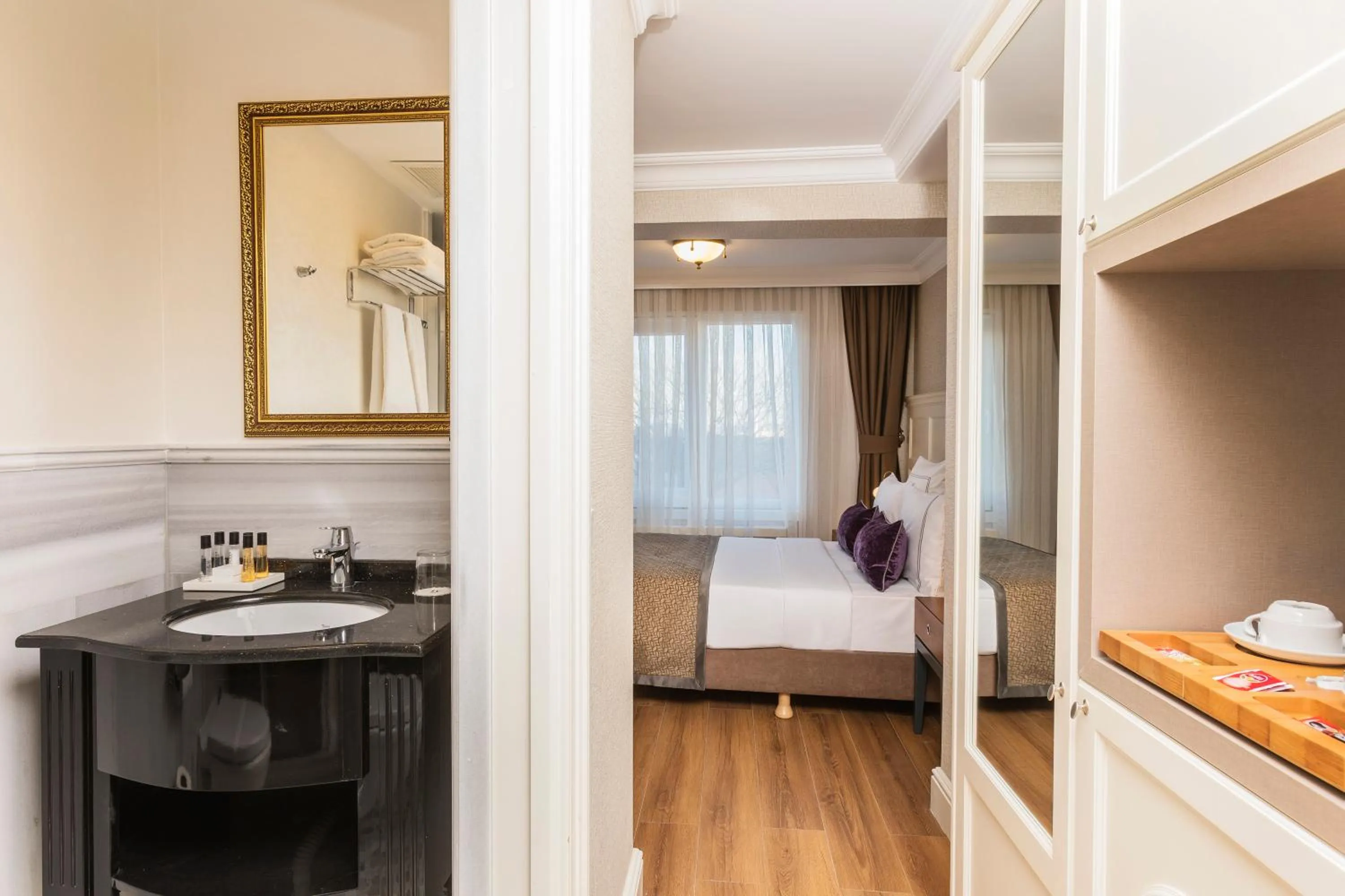 Bathroom, Bed in Meroddi La Porta