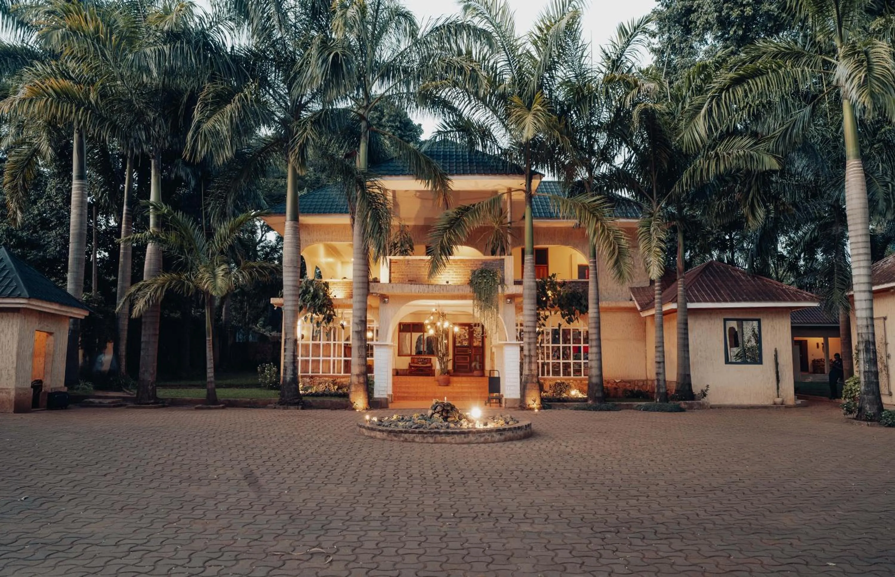 Balcony/Terrace in Chanya by Ardhi Africa