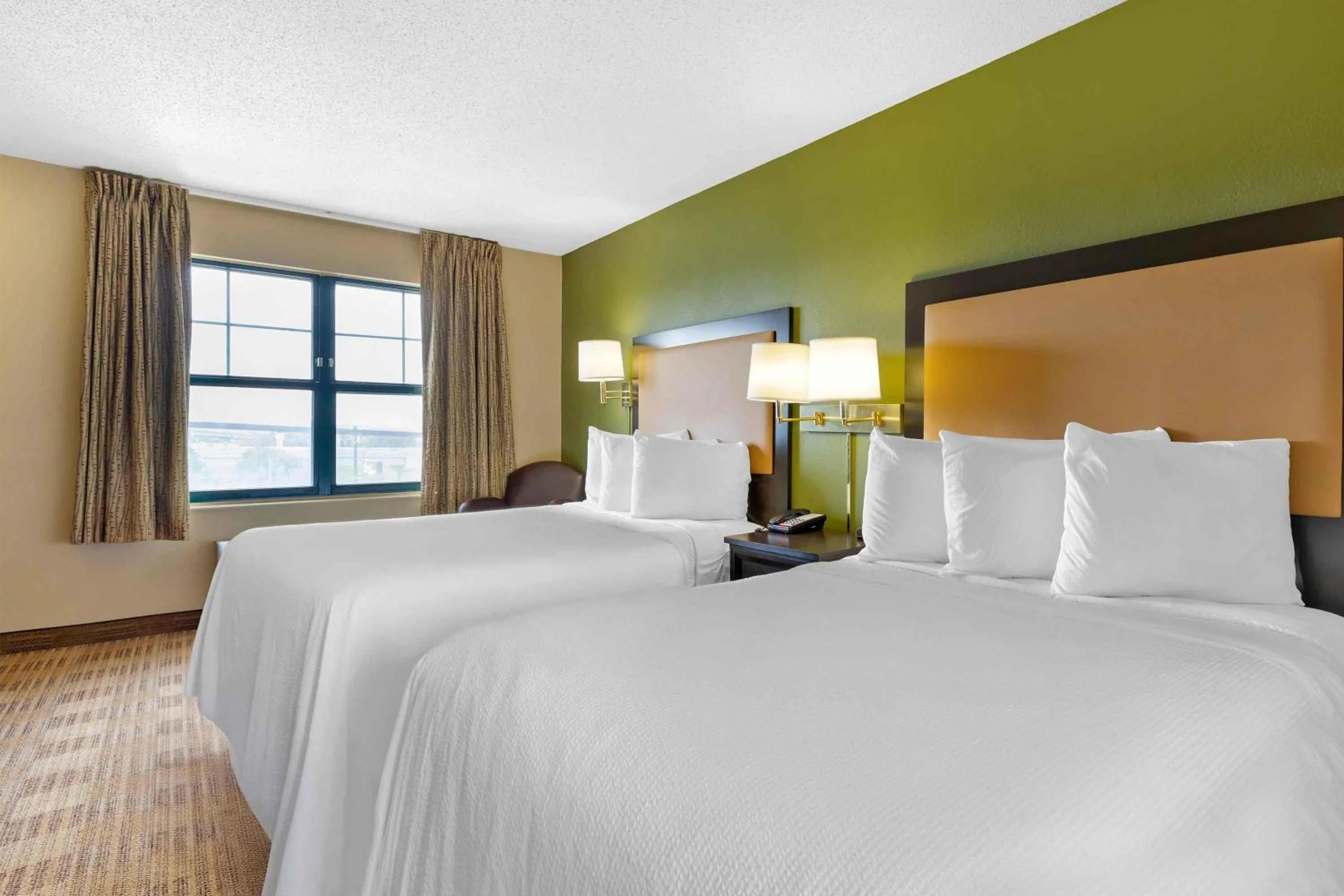Bedroom, Bed in Extended Stay America Suites - Detroit - Dearborn