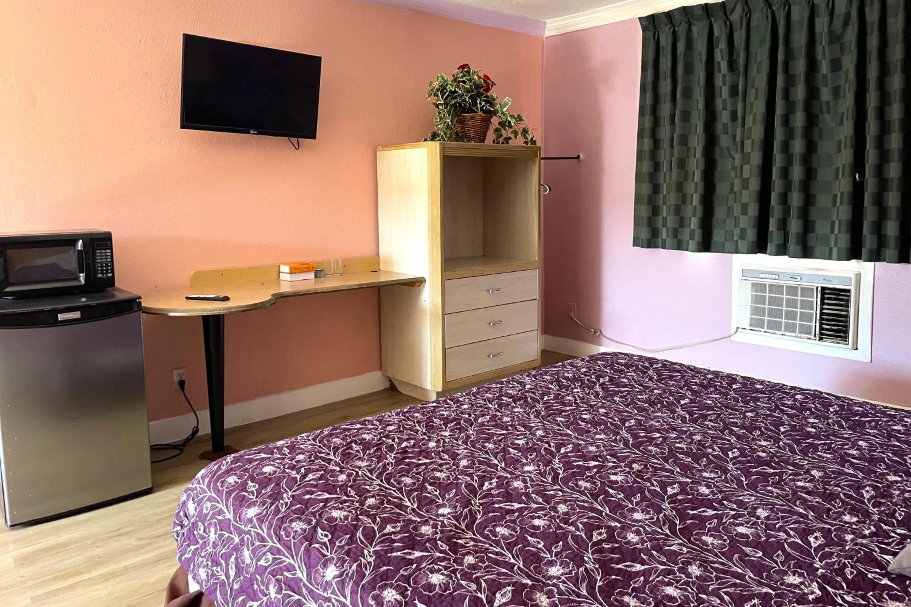 Bedroom, Bed in Travel Inn Downtown LA