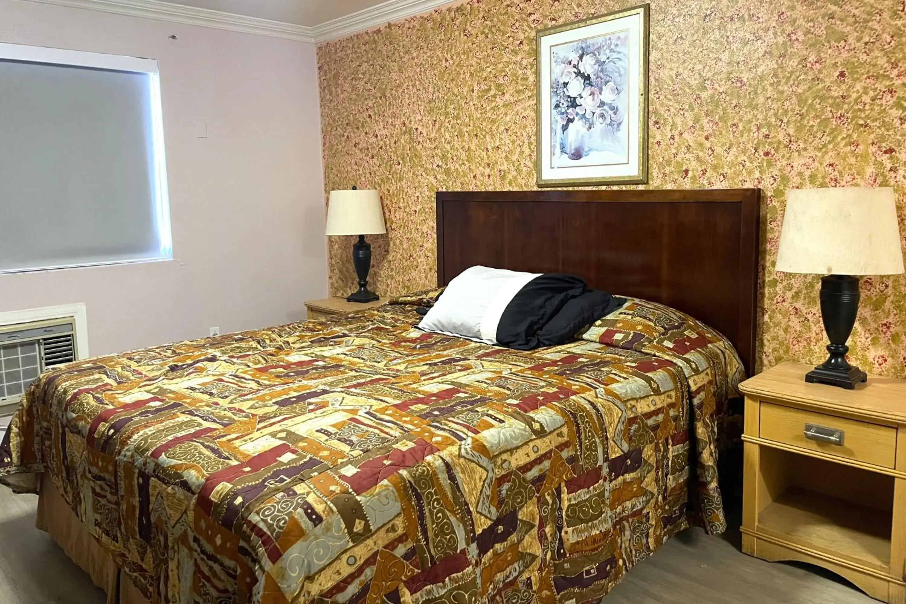 King Bed Non-Smoking in Travel Inn Downtown LA King Bed Non-Smoking in Travel Inn Downtown LA