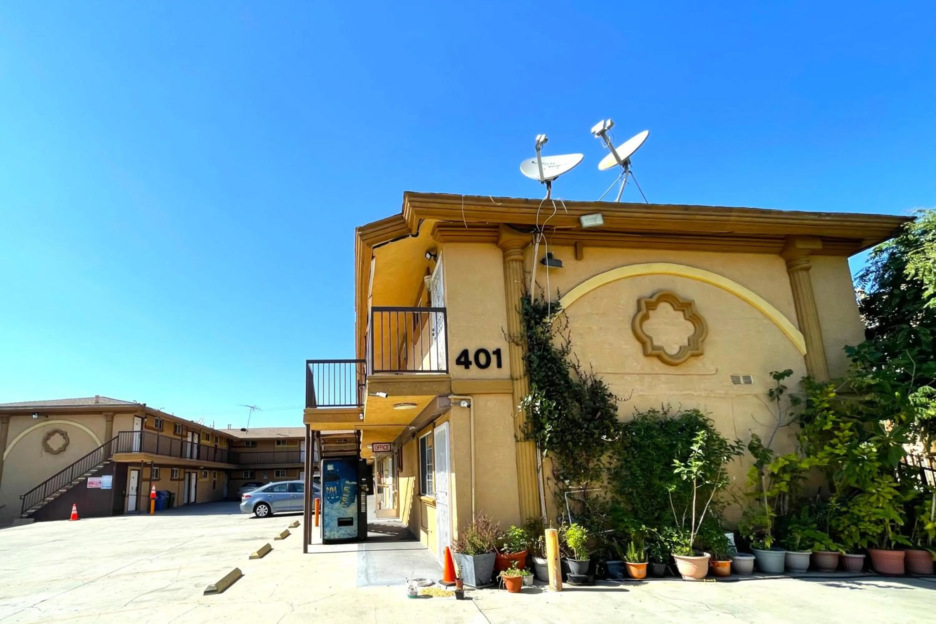 Facade/entrance in Travel Inn Downtown LA