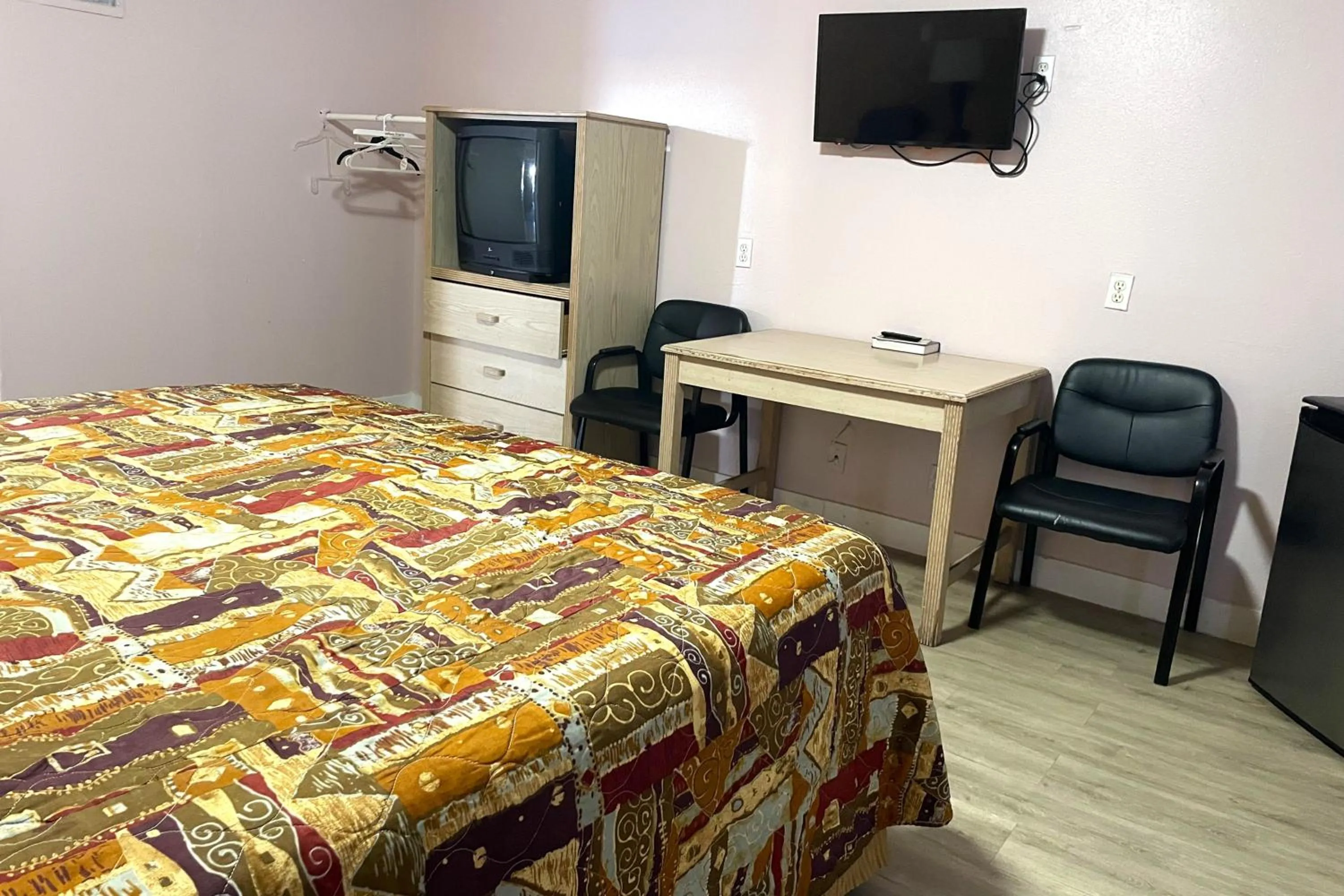 Bedroom, Bed in Travel Inn Downtown LA