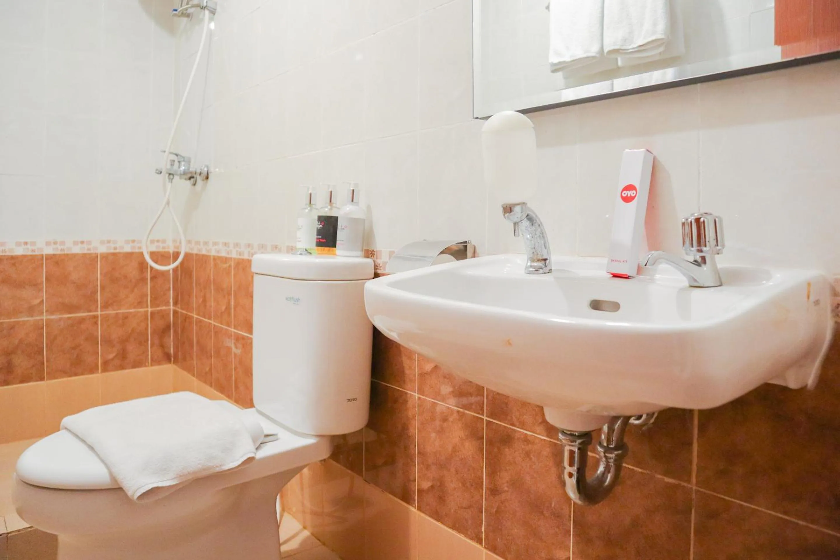 Bathroom in Collection O 6 Grand Palace Kemayoran