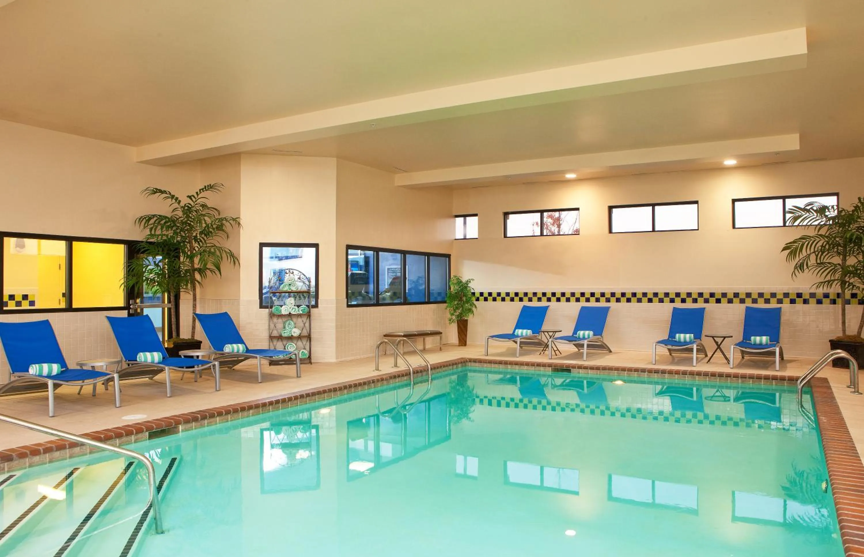 Swimming pool in Four Points by Sheraton Memphis Southwind