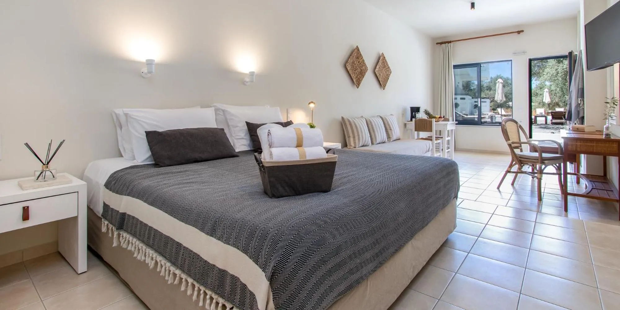 Photo of the whole room, Bed in Kanso Rooms