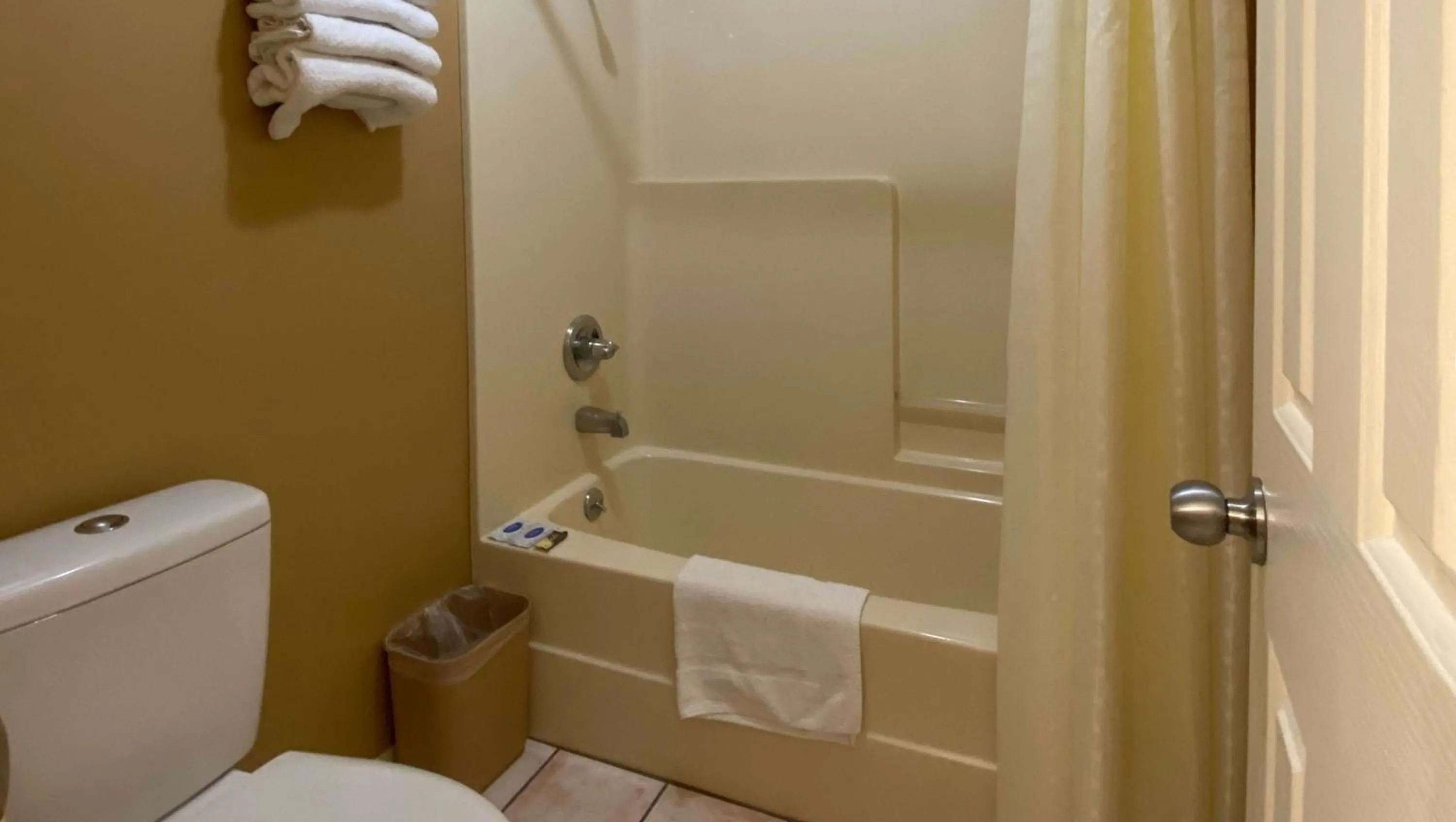 Bathroom in Rama Inn Bells - Jackson West Hwy 412