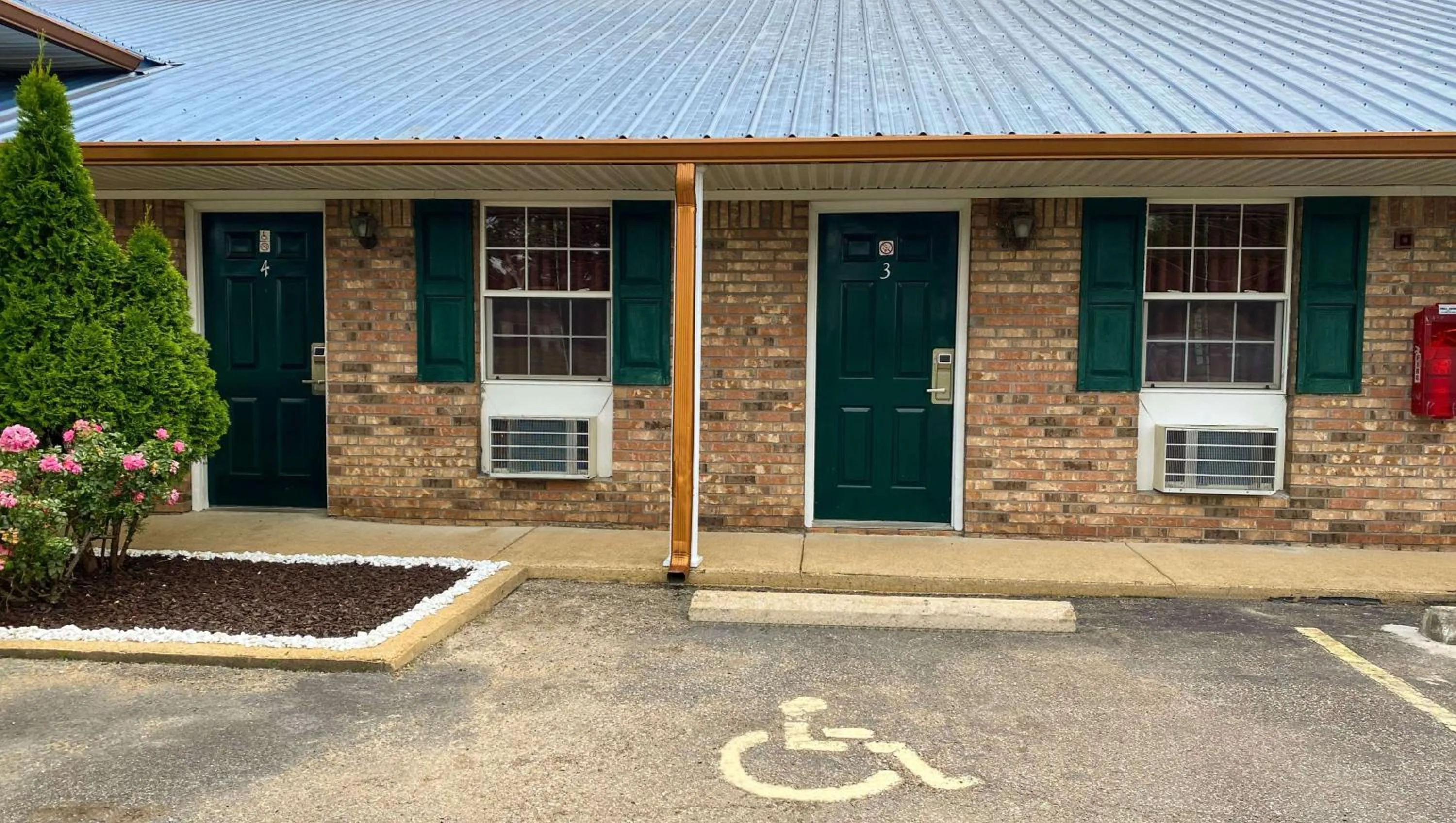 Photo of the whole room in Rama Inn Bells - Jackson West Hwy 412