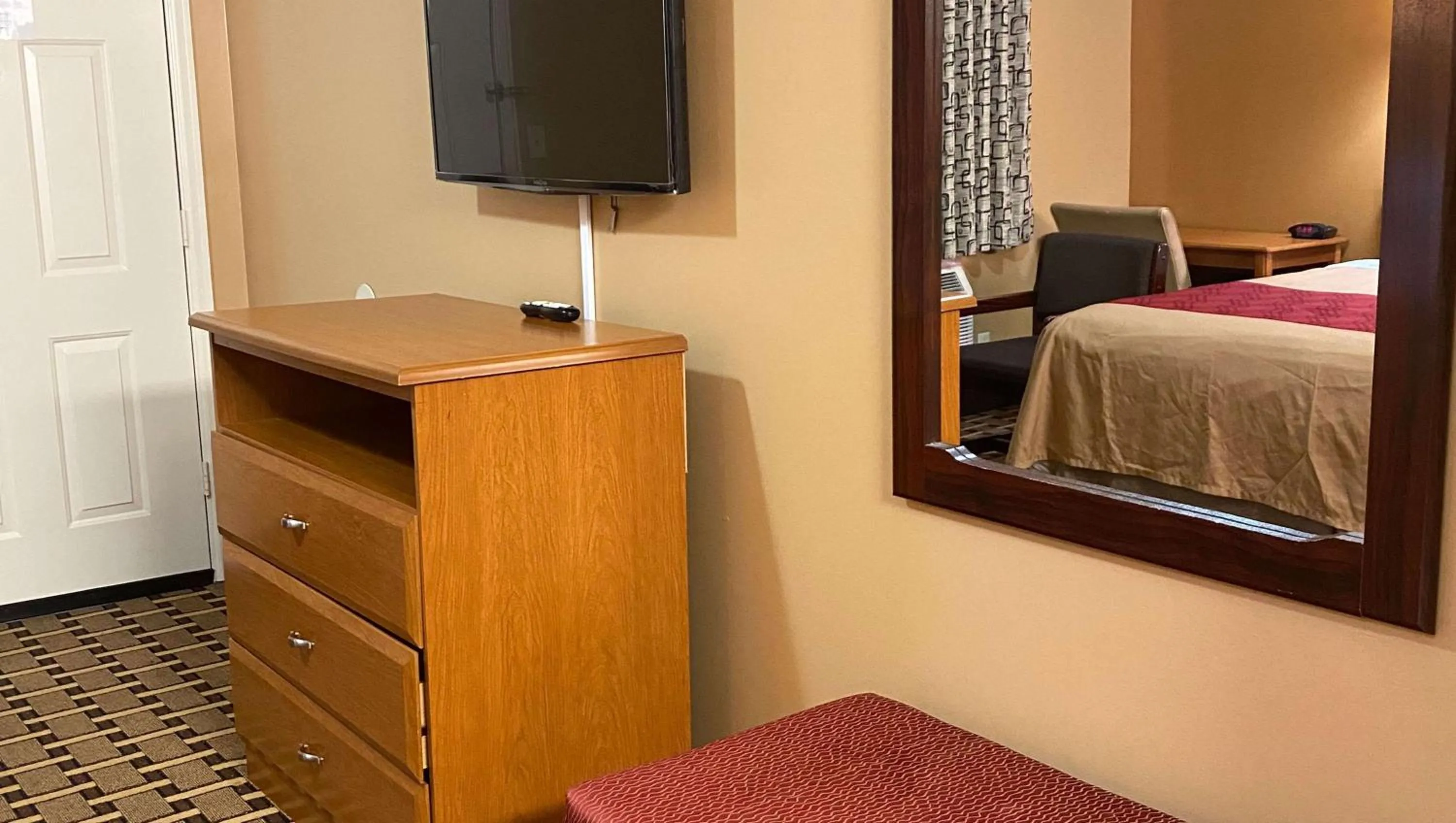 Photo of the whole room, Bed in Rama Inn Bells - Jackson West Hwy 412