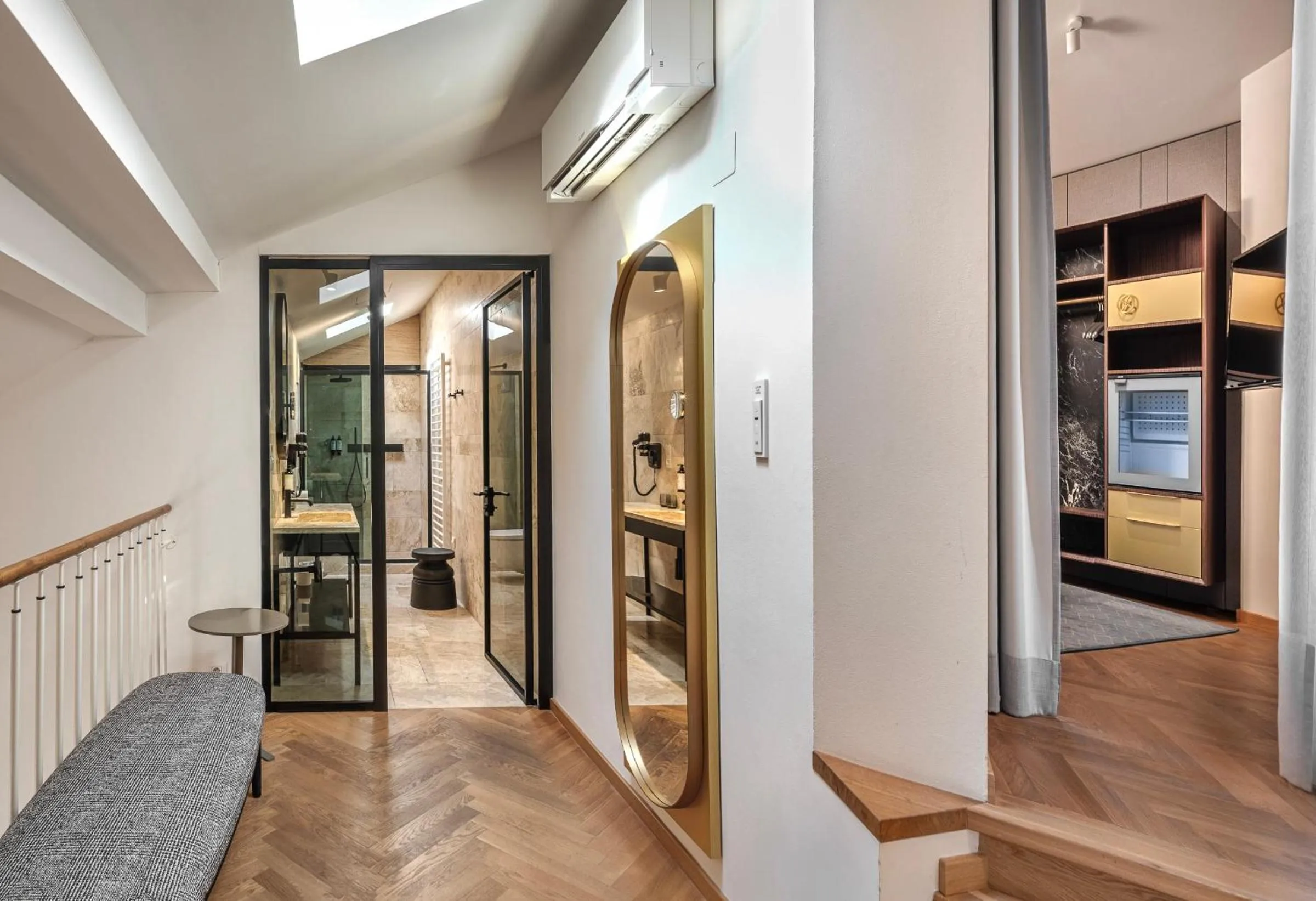 Photo of the whole room in Mottl House by Adrez