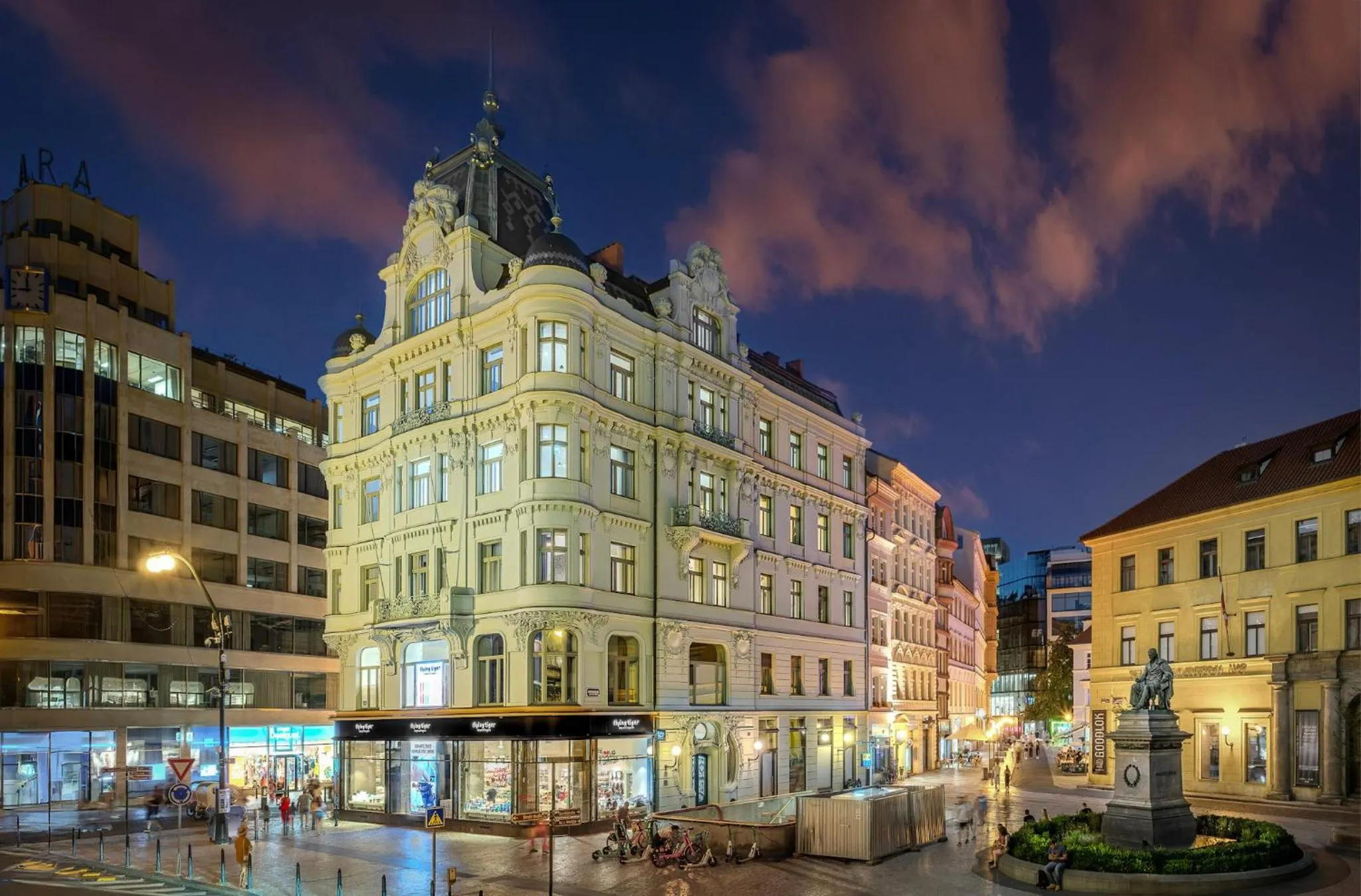 Property building in Mottl House by Adrez