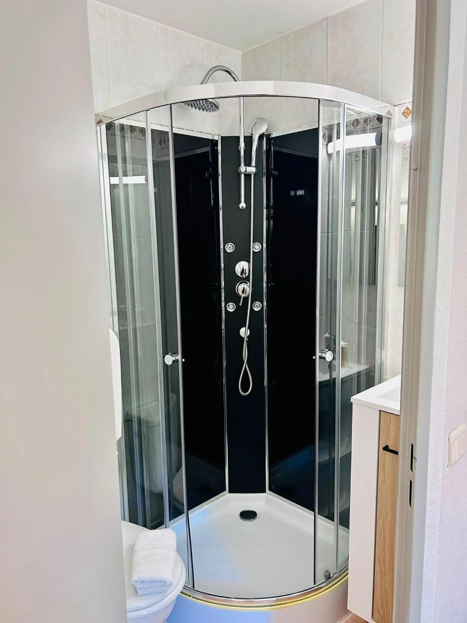 Shower in The Originals City, Hôtel Nîmes Costières