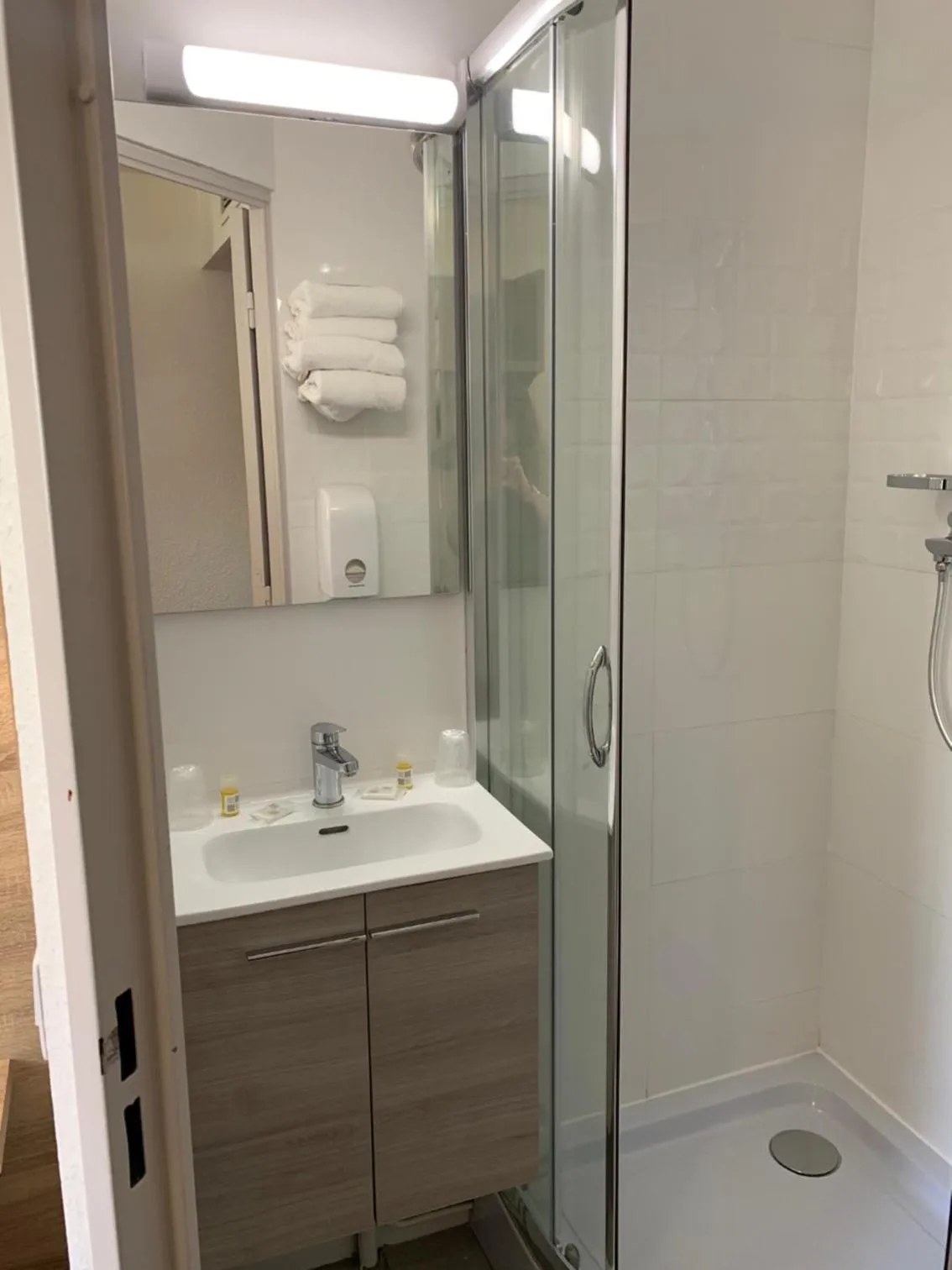 Shower in The Originals City, Hôtel Nîmes Costières