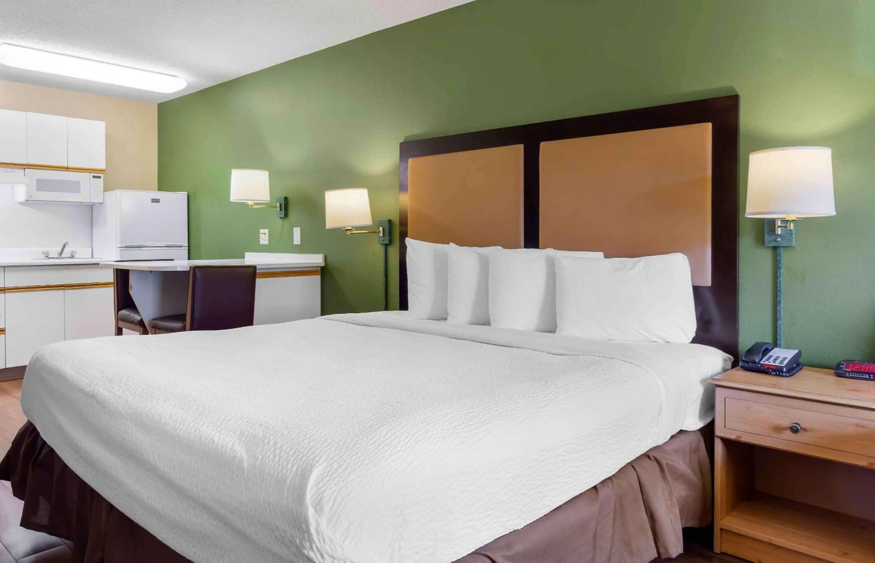Bedroom, Bed in Extended Stay America Suites - Seattle - Southcenter