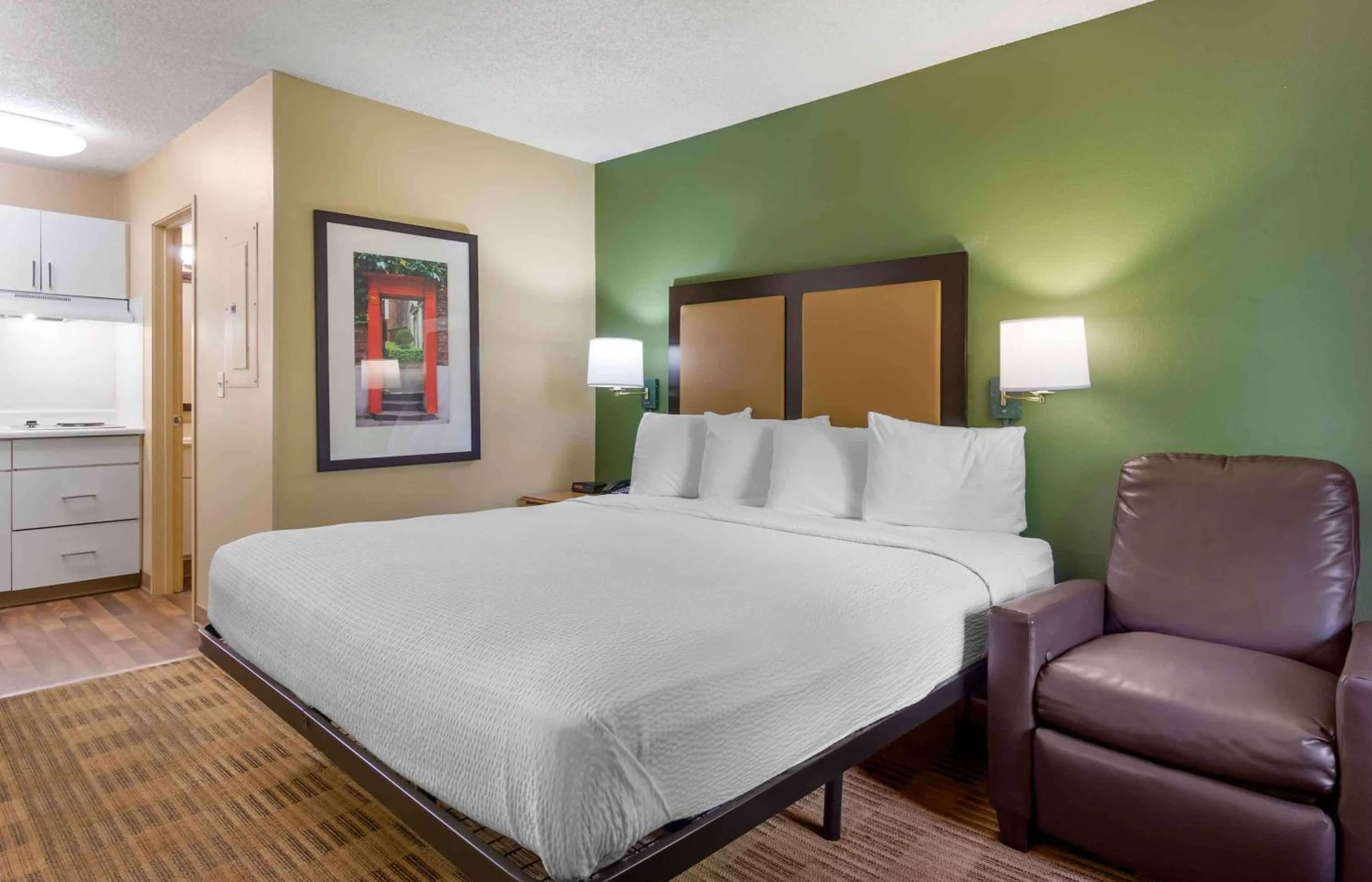 Bedroom, Bed in Extended Stay America Suites - Seattle - Southcenter