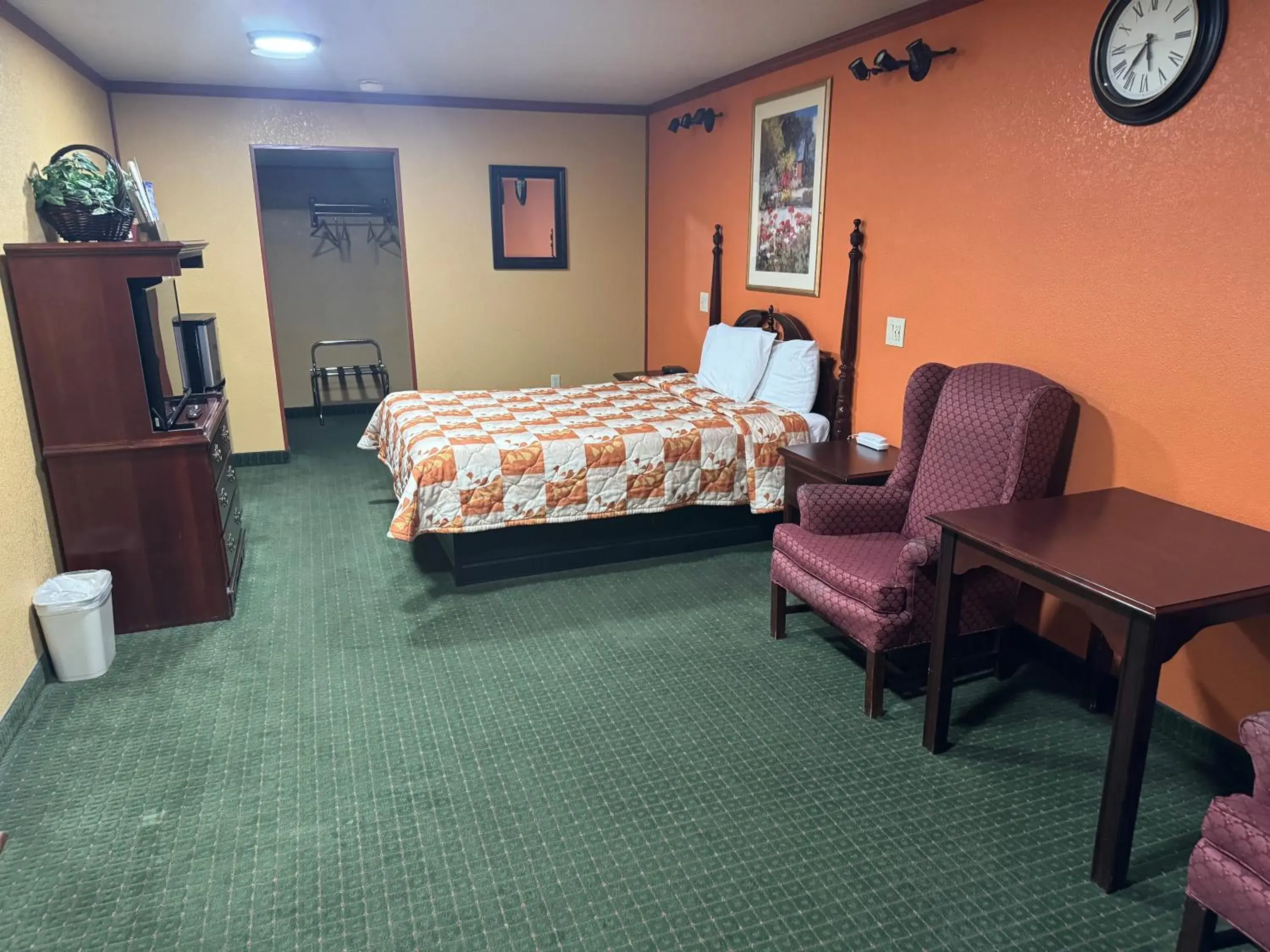 Queen Room - Non-Smoking in The KC Motel Show Low Queen Room - Non-Smoking in The KC Motel Show Low