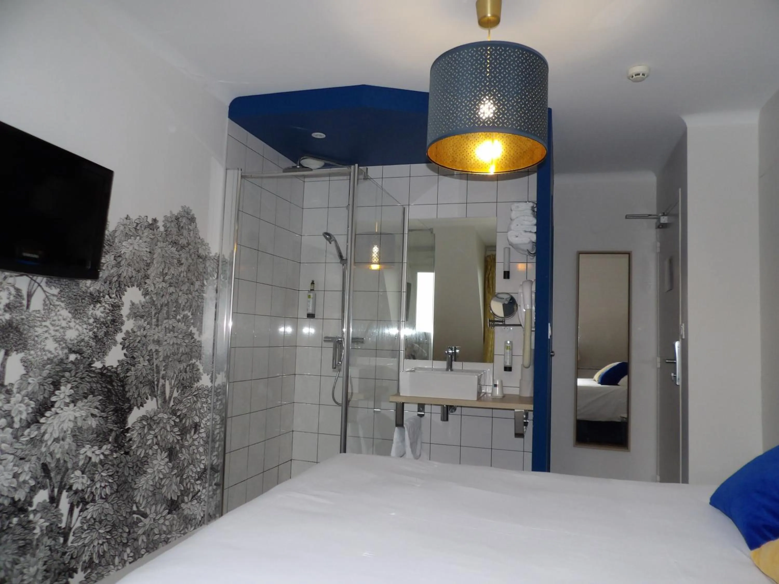 Shower, Bed in Hotel le Broceliande - Sure Hotel Collection by Best Western