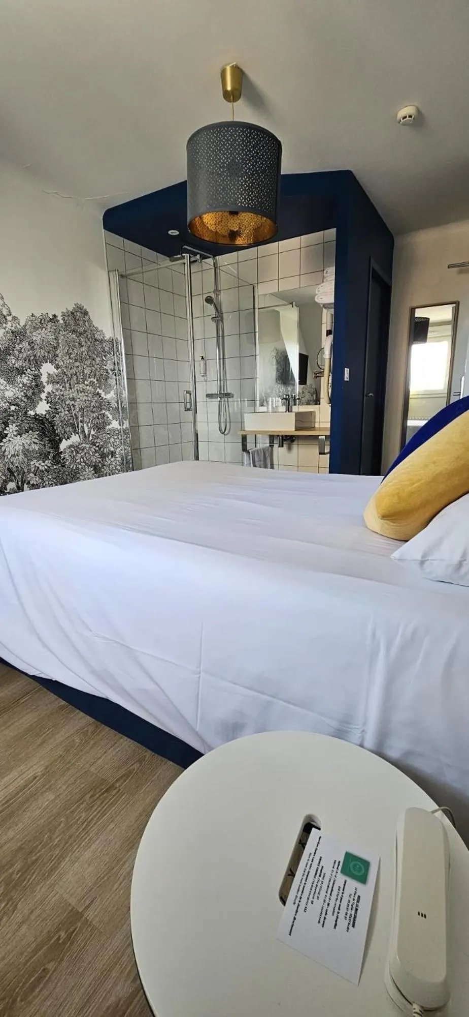 Shower, Bed in Hotel le Broceliande - Sure Hotel Collection by Best Western