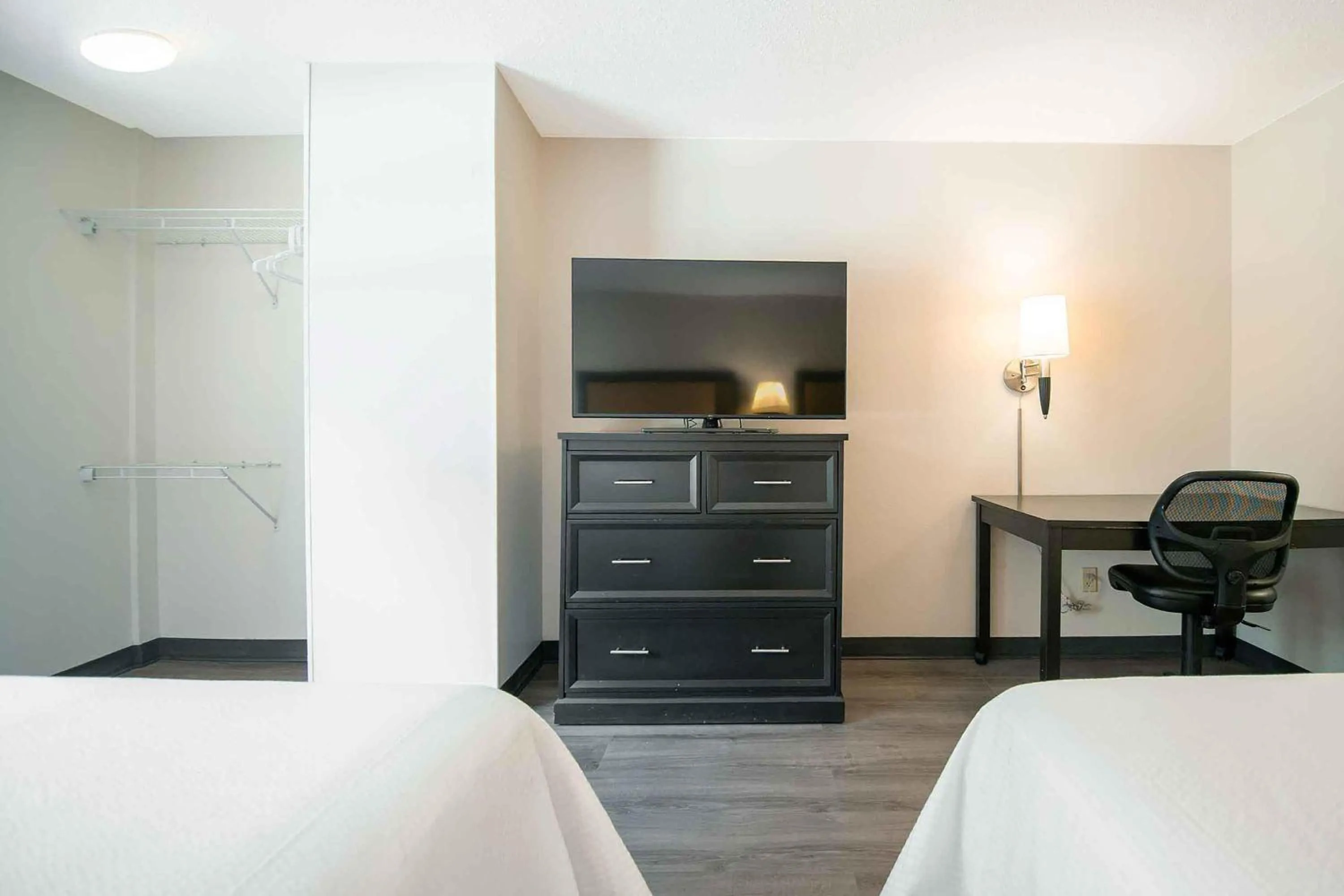 Bedroom, Bed in Extended Stay America Suites - Boston - Peabody