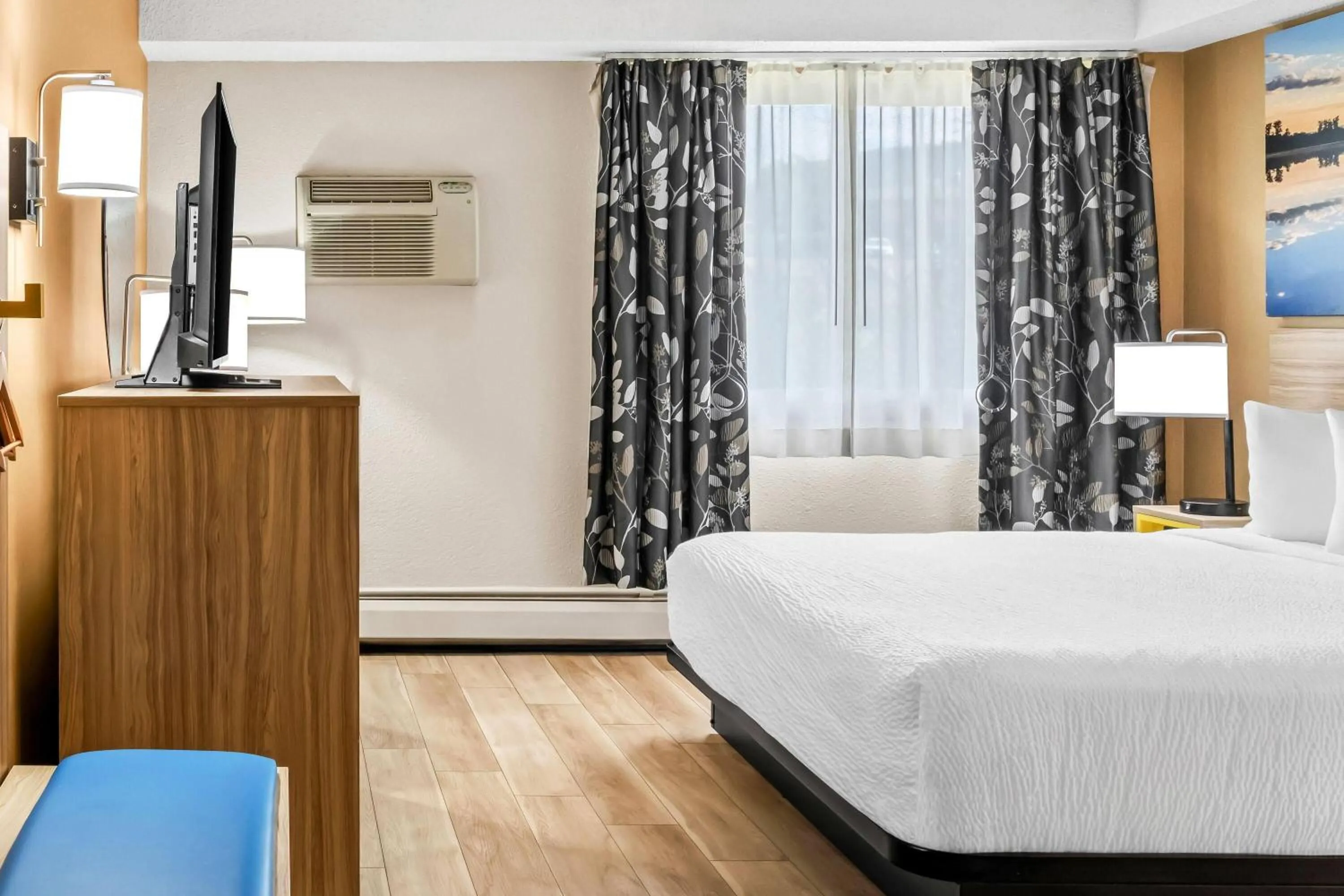 Photo of the whole room, Bed in Days Inn by Wyndham Helena