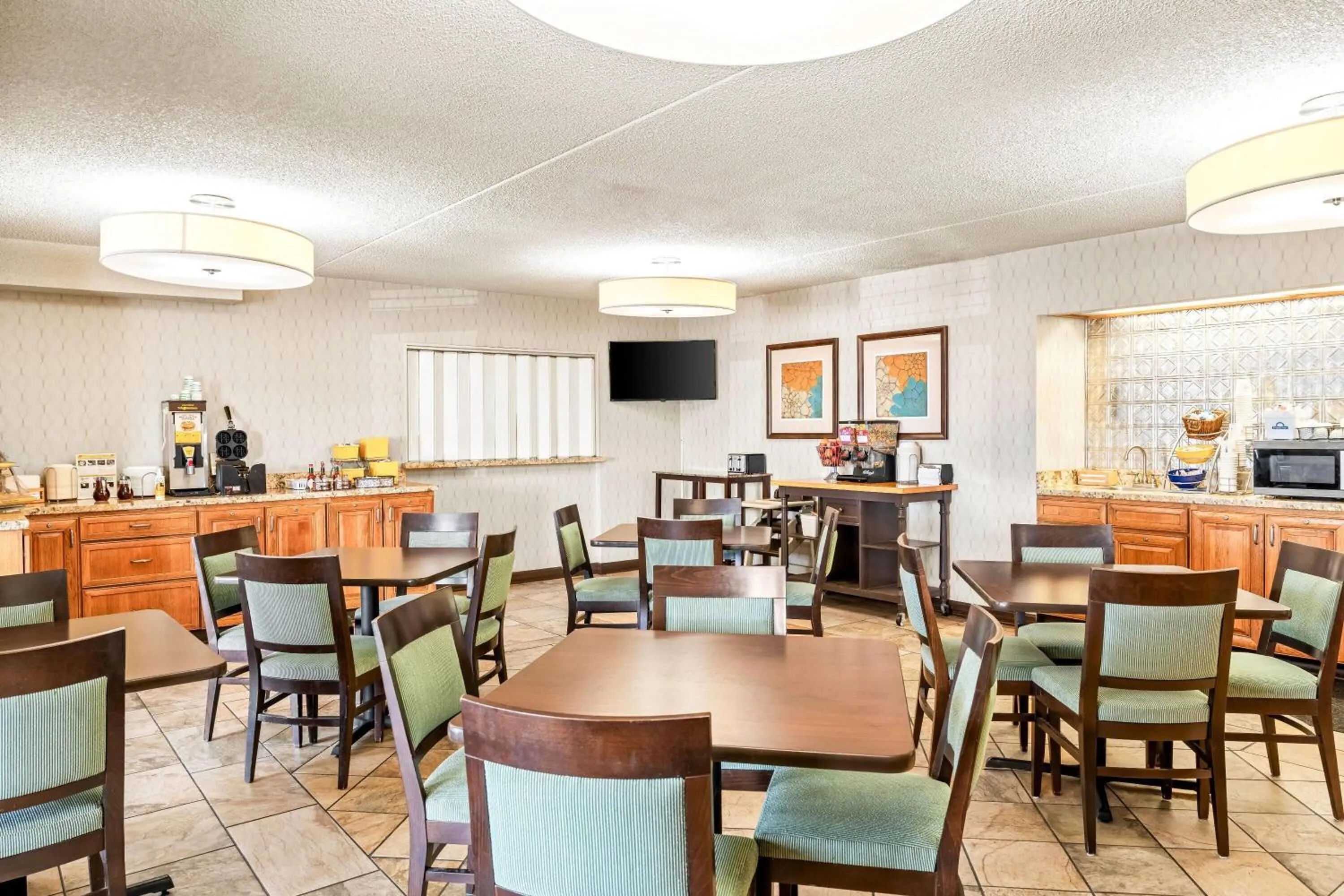 Restaurant/places to eat in Days Inn by Wyndham Helena