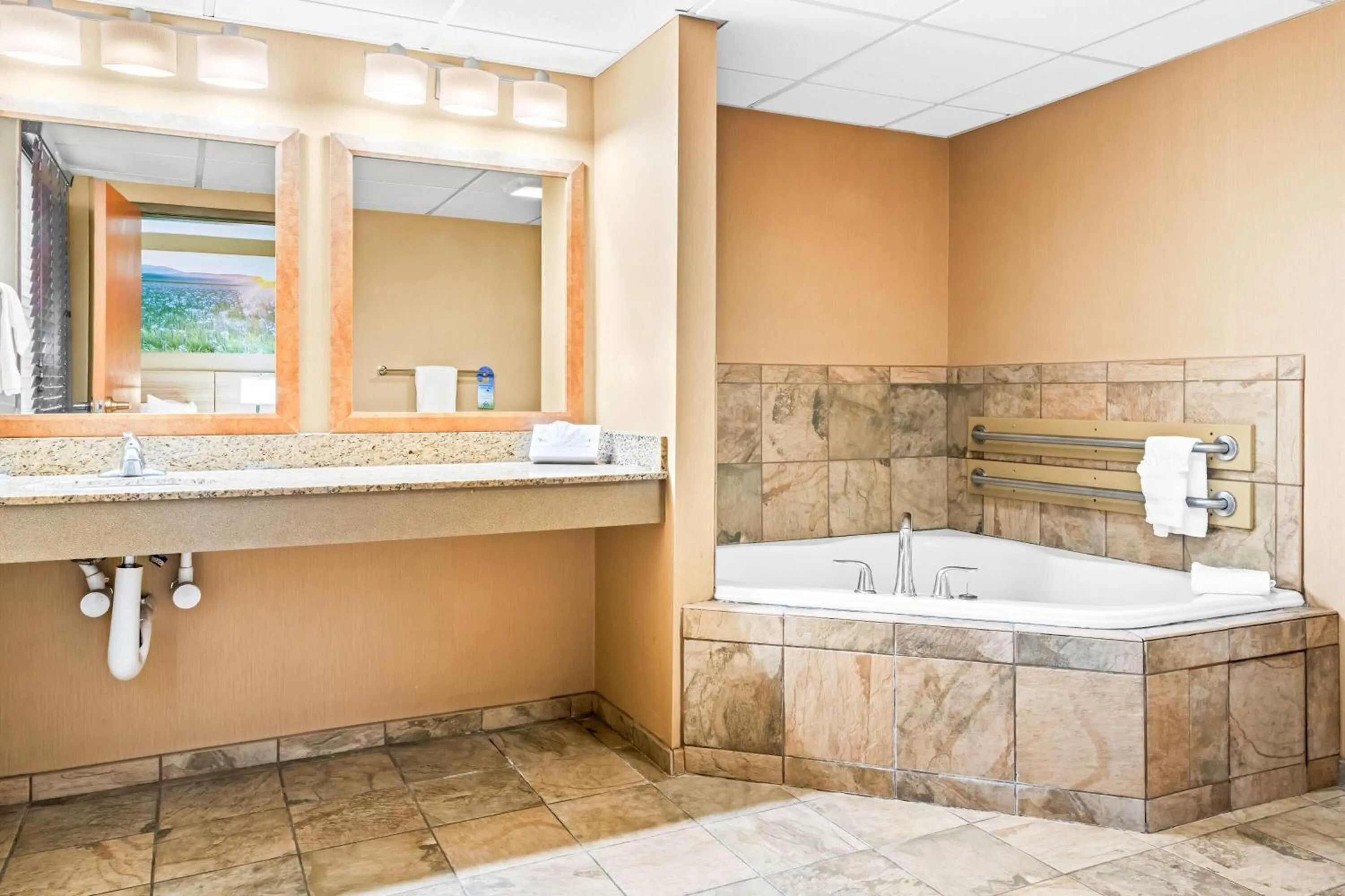 Bathroom in Days Inn by Wyndham Helena